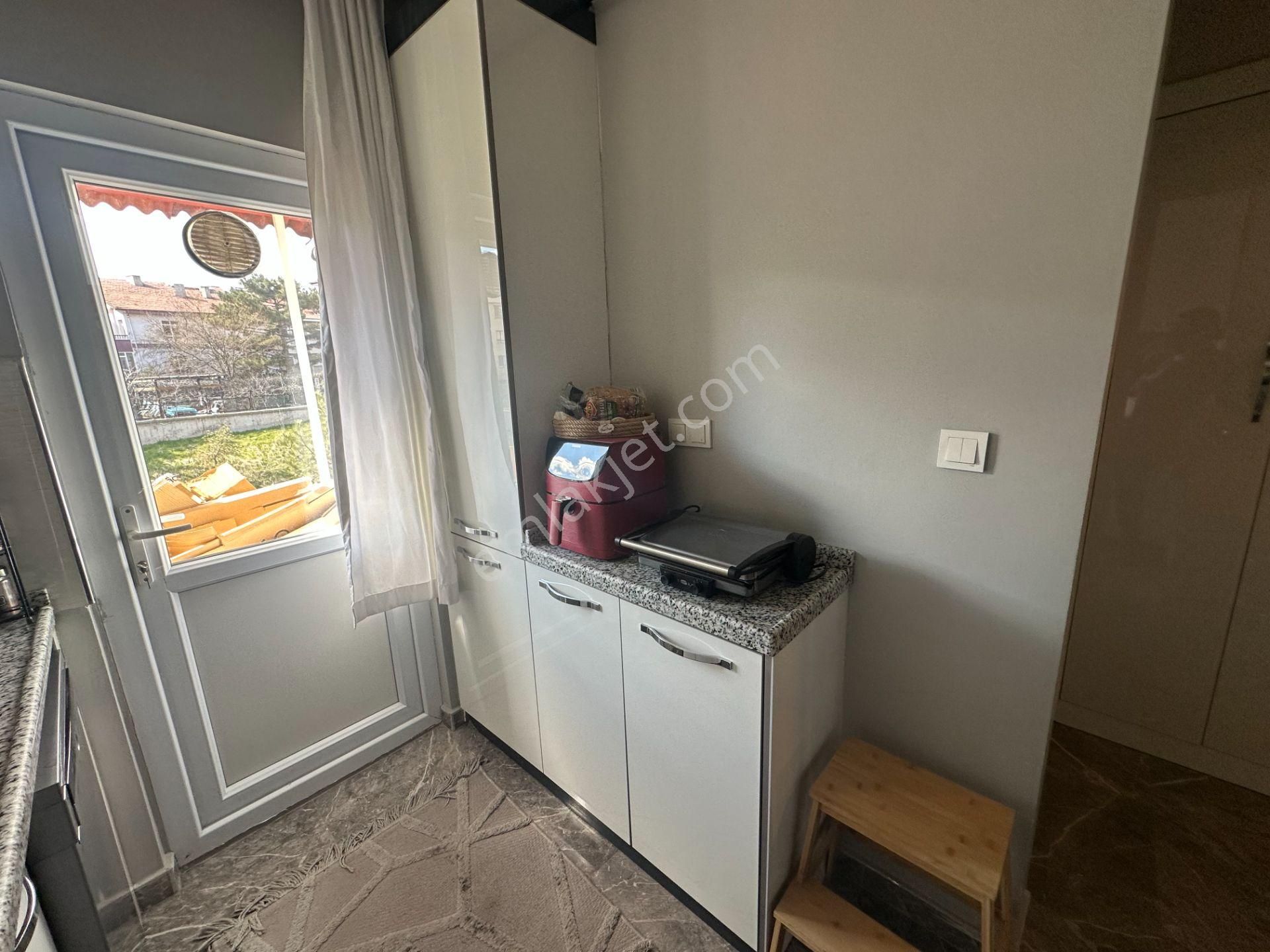 Y.kemal Cad.üzerinde, Yenilenmiş, Eşyasız,boş,110 M² Kiralık 2+1 - Görsel 18