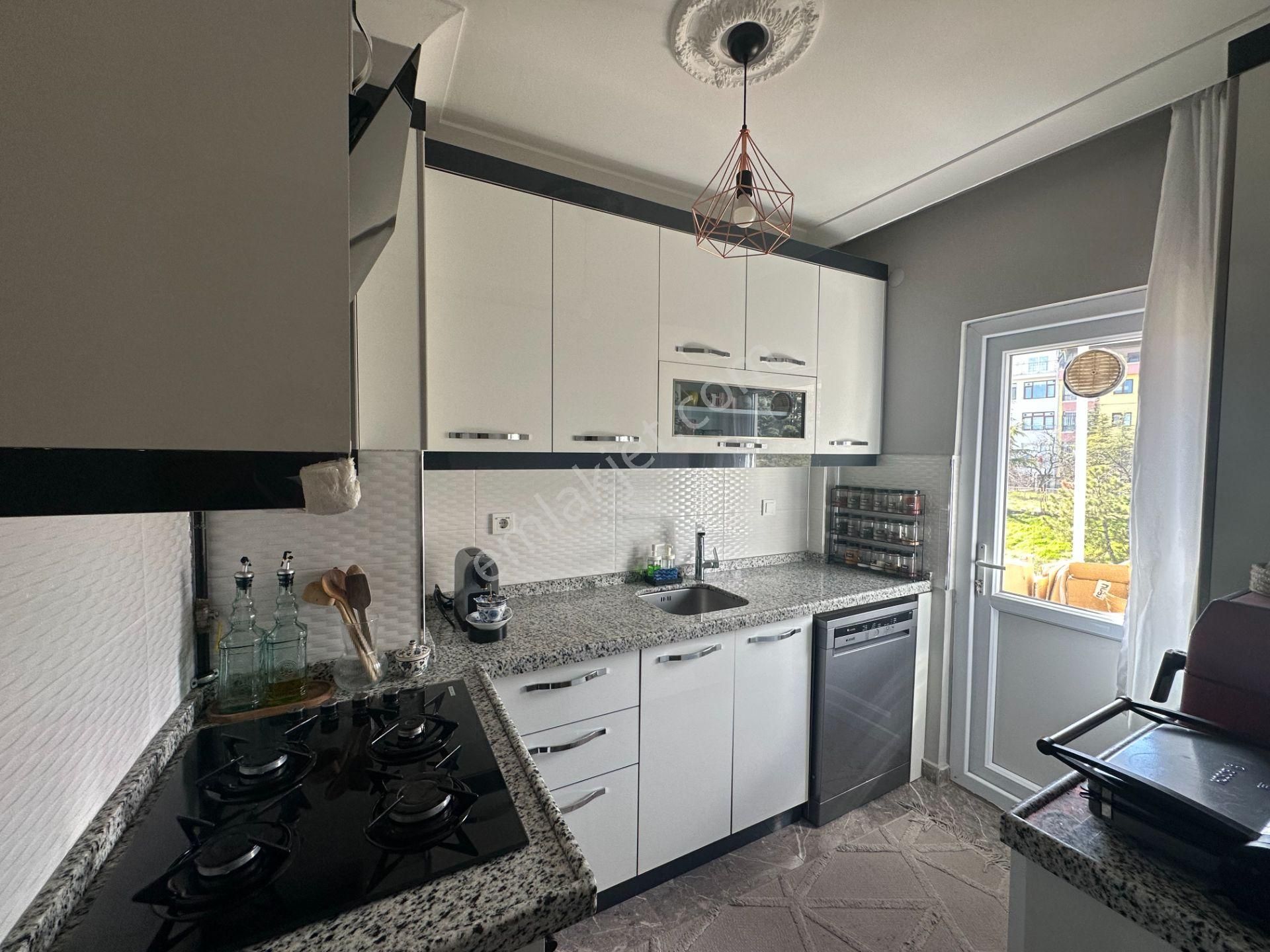 Y.kemal Cad.üzerinde, Yenilenmiş, Eşyasız,boş,110 M² Kiralık 2+1 - Görsel 15