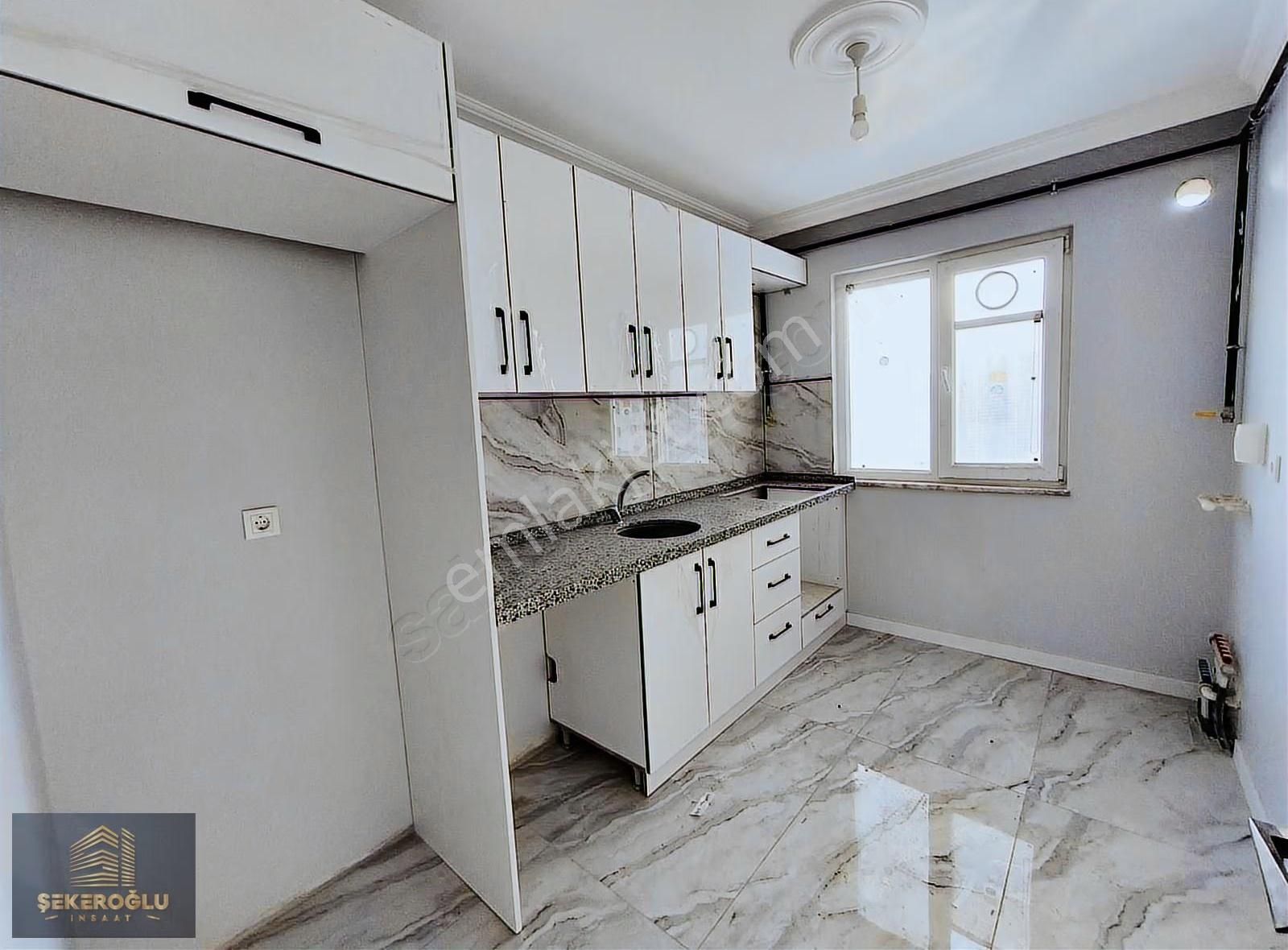 Şekeroğlu Emlak'tan Cadde Üstü Teraslı 2+1 Kiralık Daire