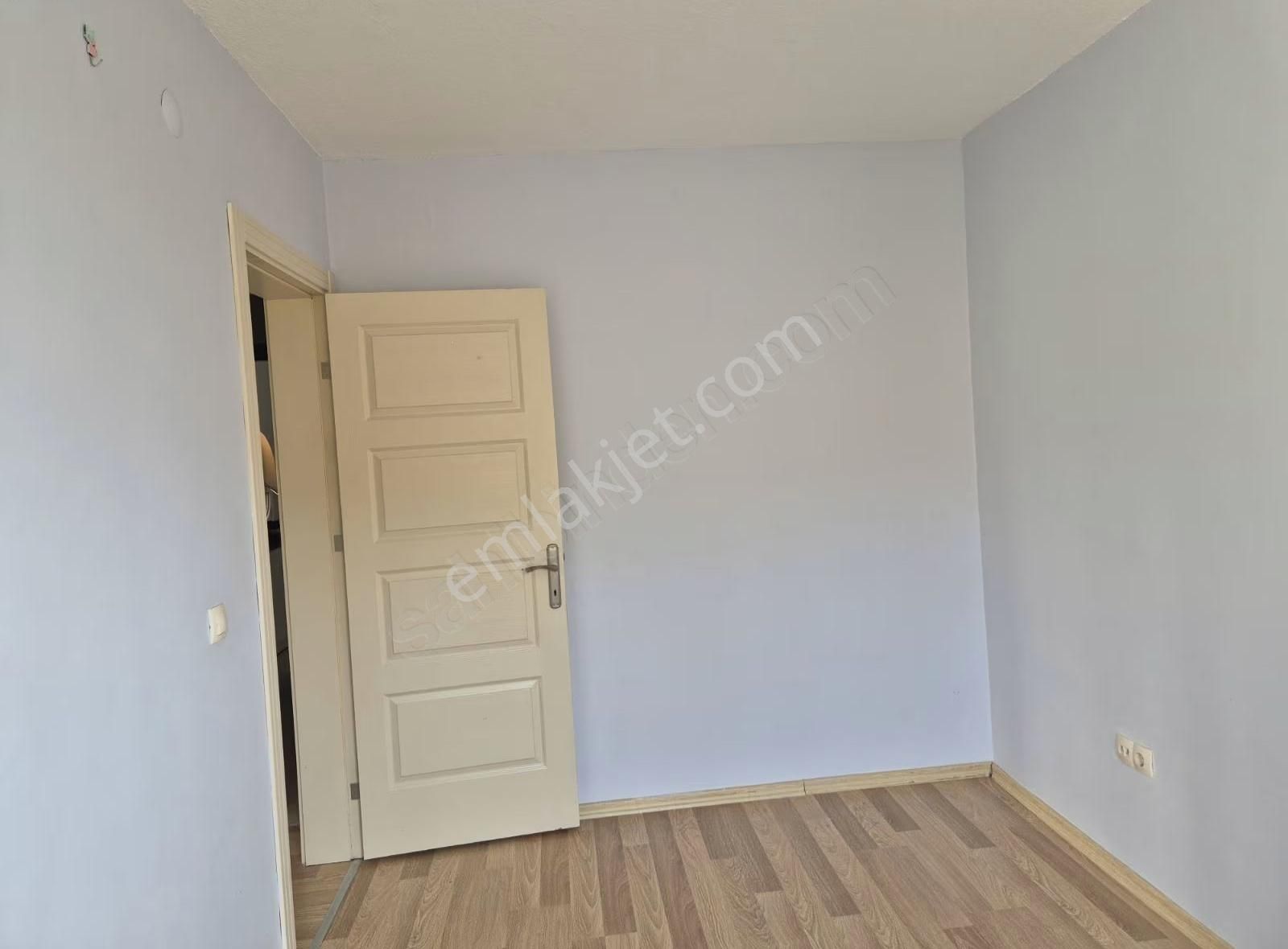 İpekyolu Yapı Emlak'tan Acilll Satılık Ara Kat - Görsel 3