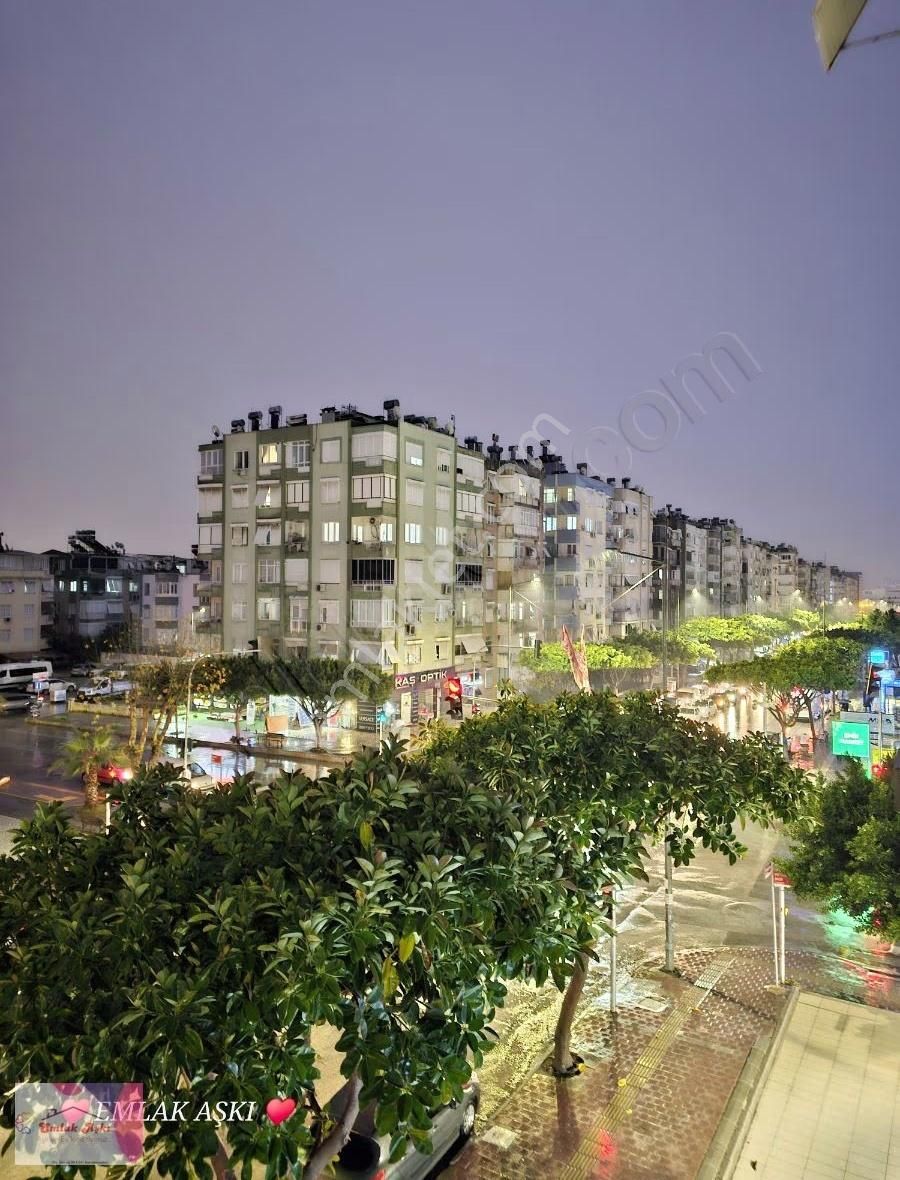 Dokuma Özgürlük Güzeli Cadde Üzerinde Asansörlü - Görsel 28