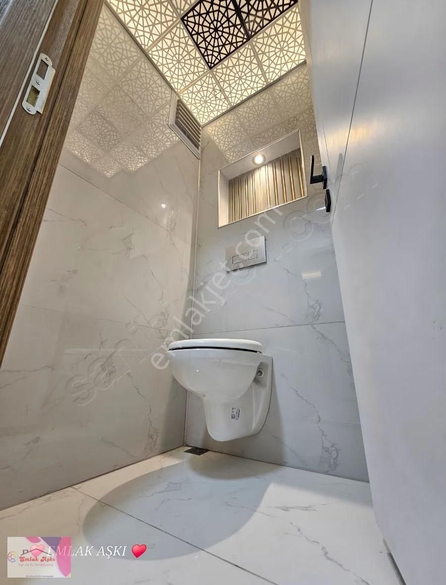 Dokuma Özgürlük Güzeli Cadde Üzerinde Asansörlü - Görsel 2