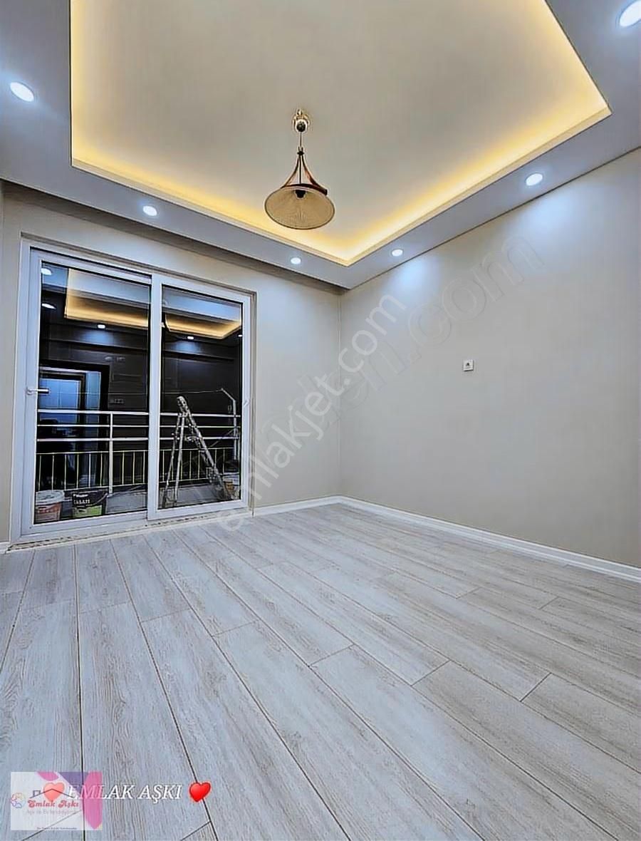 Dokuma Özgürlük Güzeli Cadde Üzerinde Asansörlü - Görsel 5