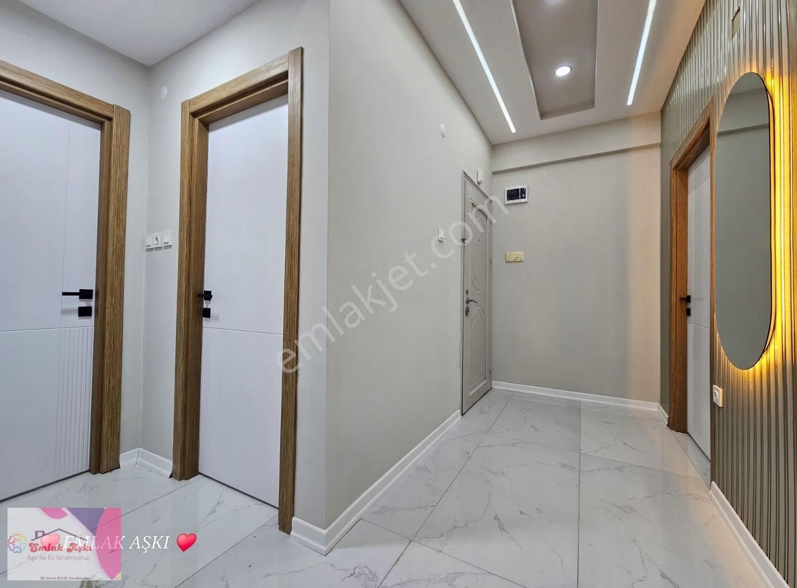 Dokuma Özgürlük Güzeli Cadde Üzerinde Asansörlü - Görsel 3