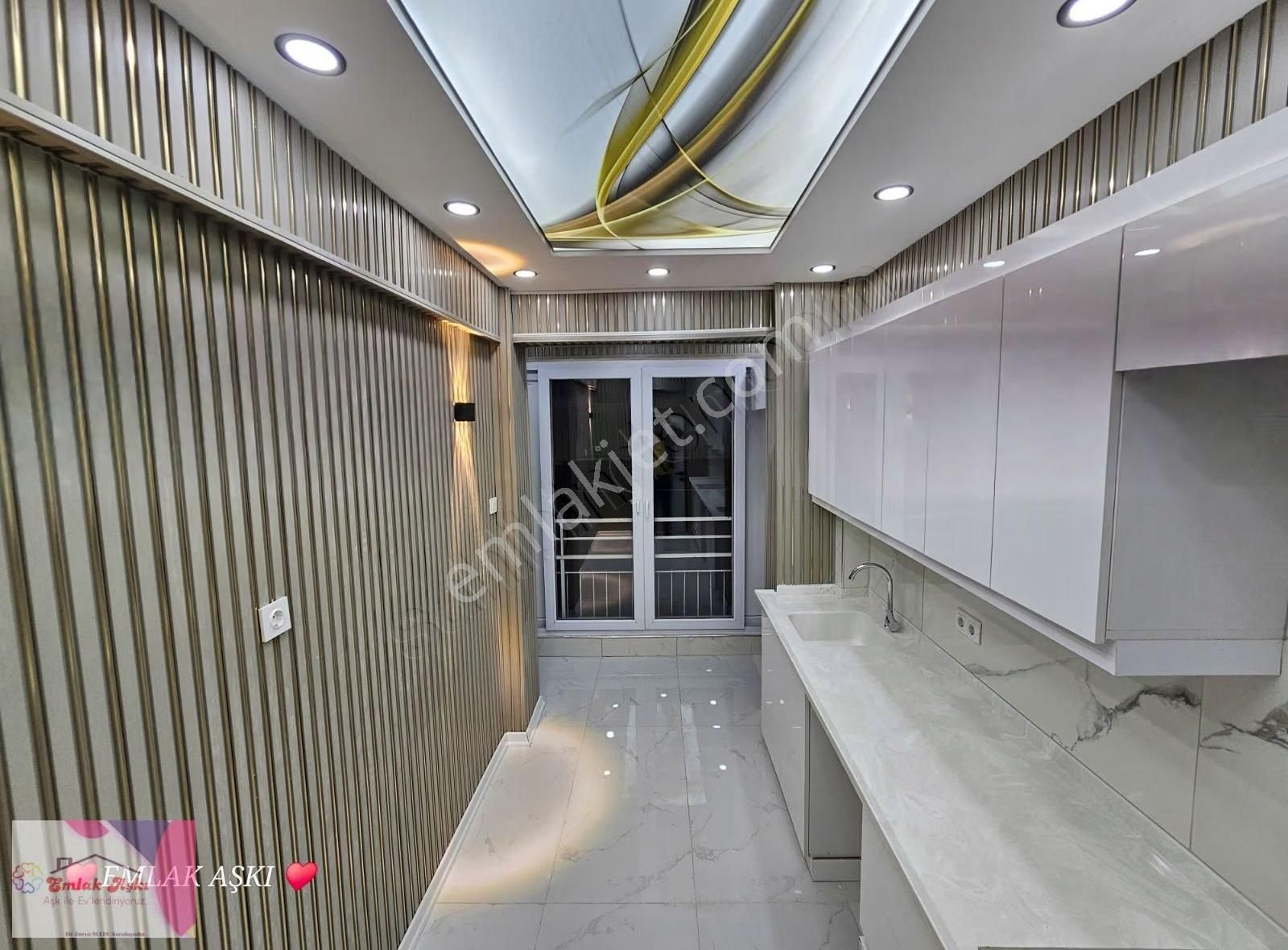 Dokuma Özgürlük Güzeli Cadde Üzerinde Asansörlü - Görsel 7