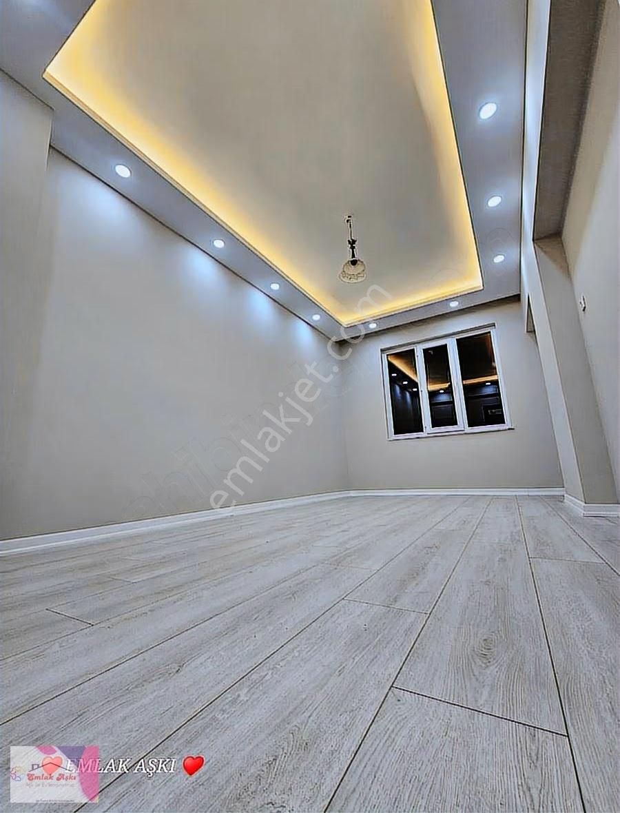 Dokuma Özgürlük Güzeli Cadde Üzerinde Asansörlü - Görsel 6