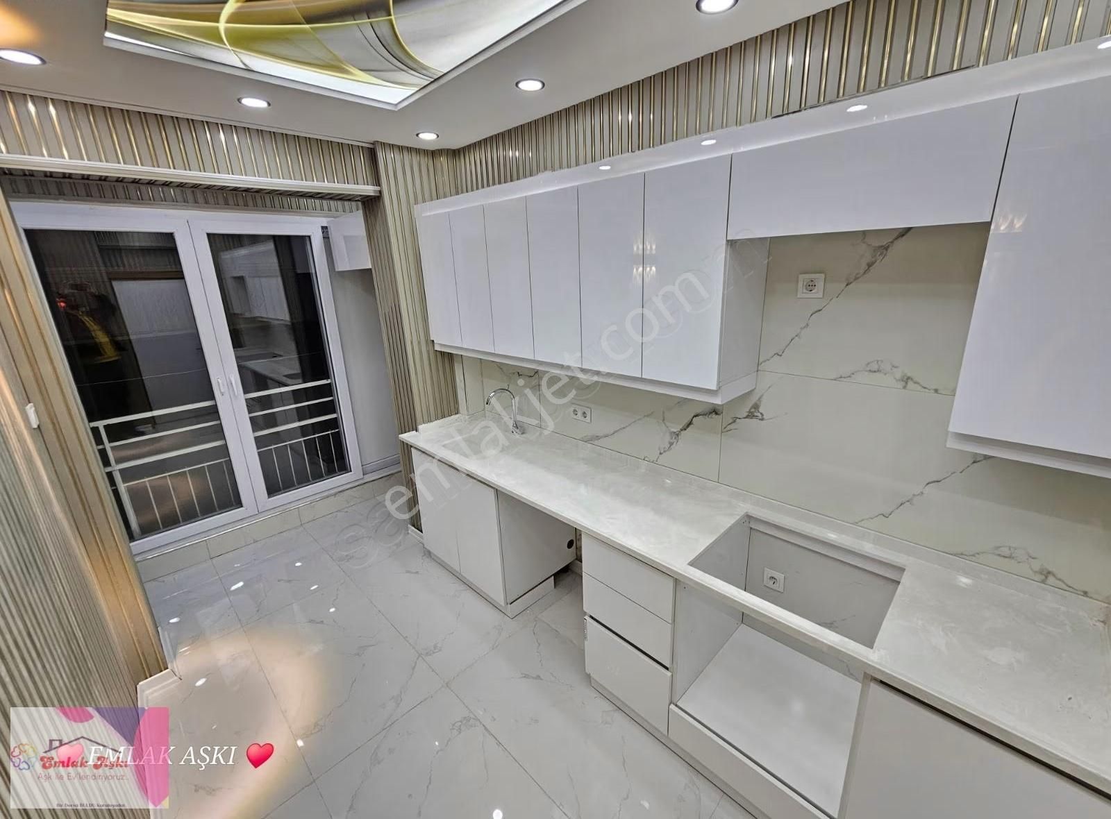 Dokuma Özgürlük Güzeli Cadde Üzerinde Asansörlü - Görsel 13