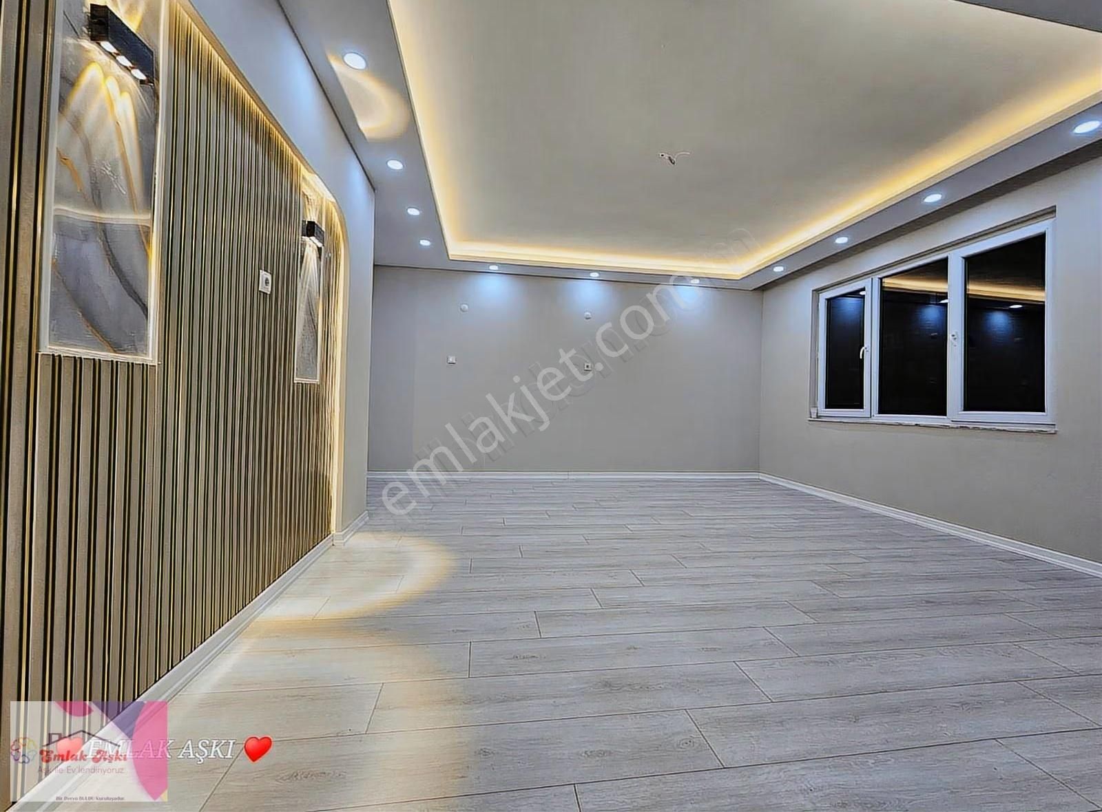 Dokuma Özgürlük Güzeli Cadde Üzerinde Asansörlü - Görsel 30