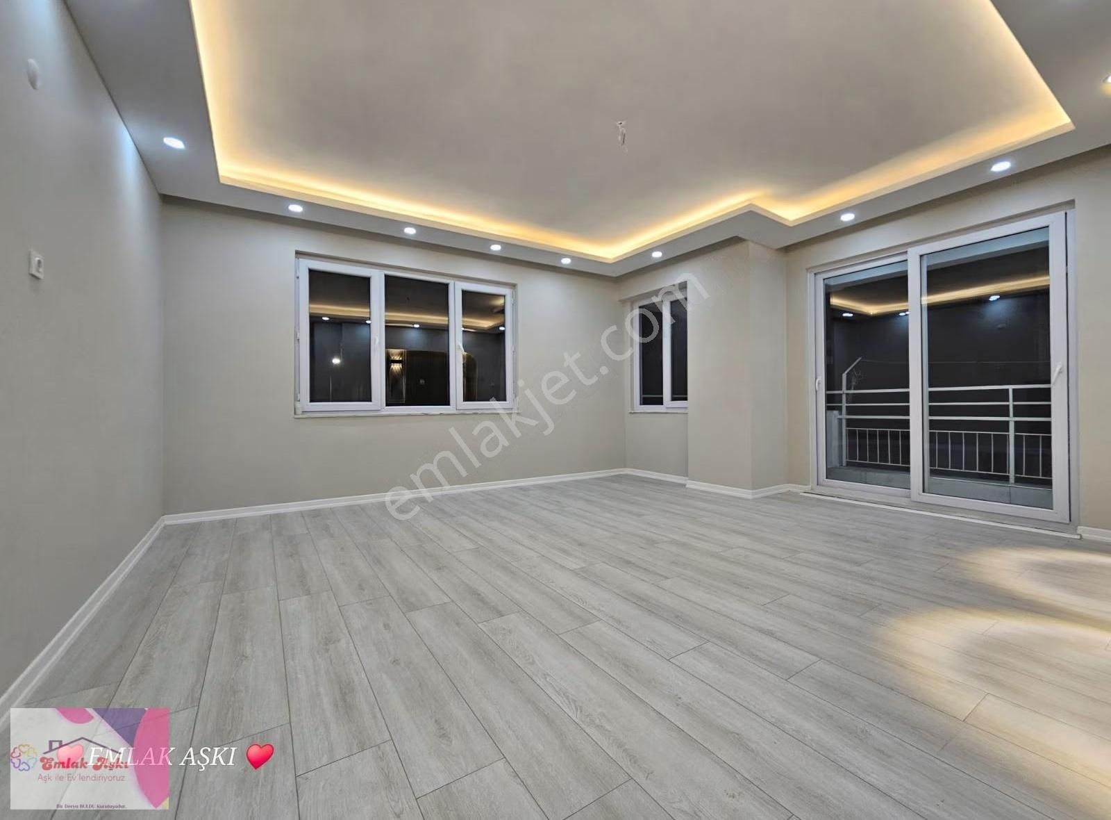 Dokuma Özgürlük Güzeli Cadde Üzerinde Asansörlü - Görsel 18