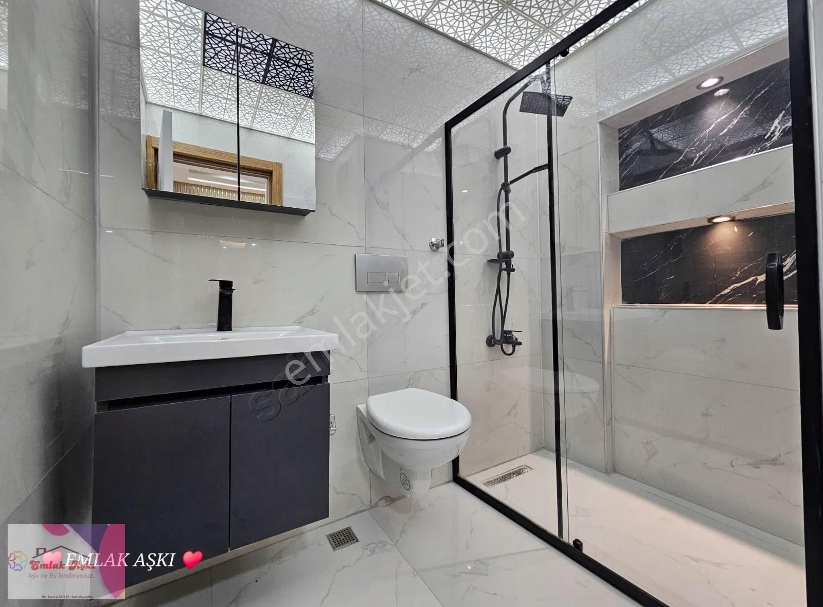 Dokuma Özgürlük Güzeli Cadde Üzerinde Asansörlü - Görsel 29