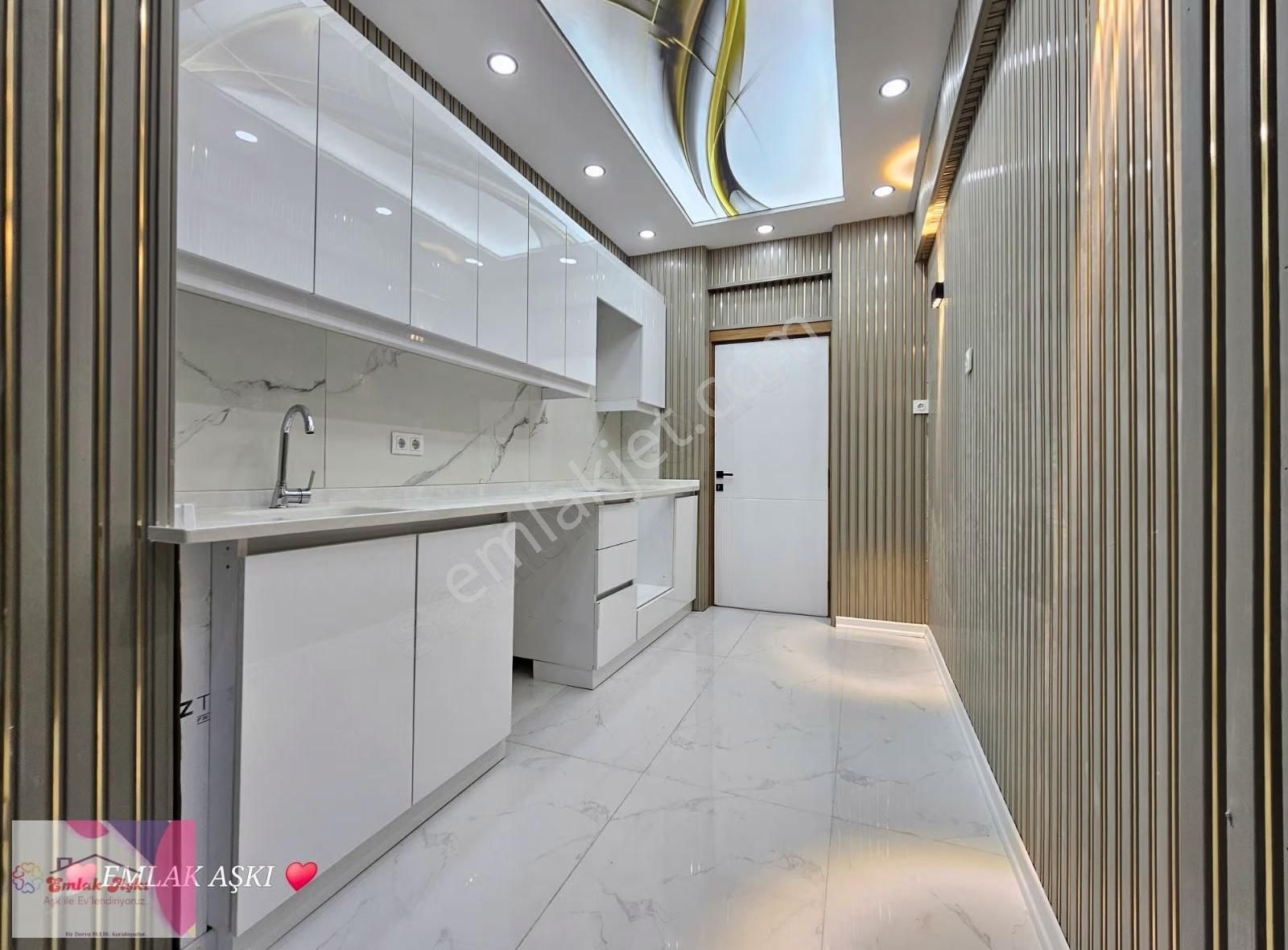 Dokuma Özgürlük Güzeli Cadde Üzerinde Asansörlü - Görsel 9