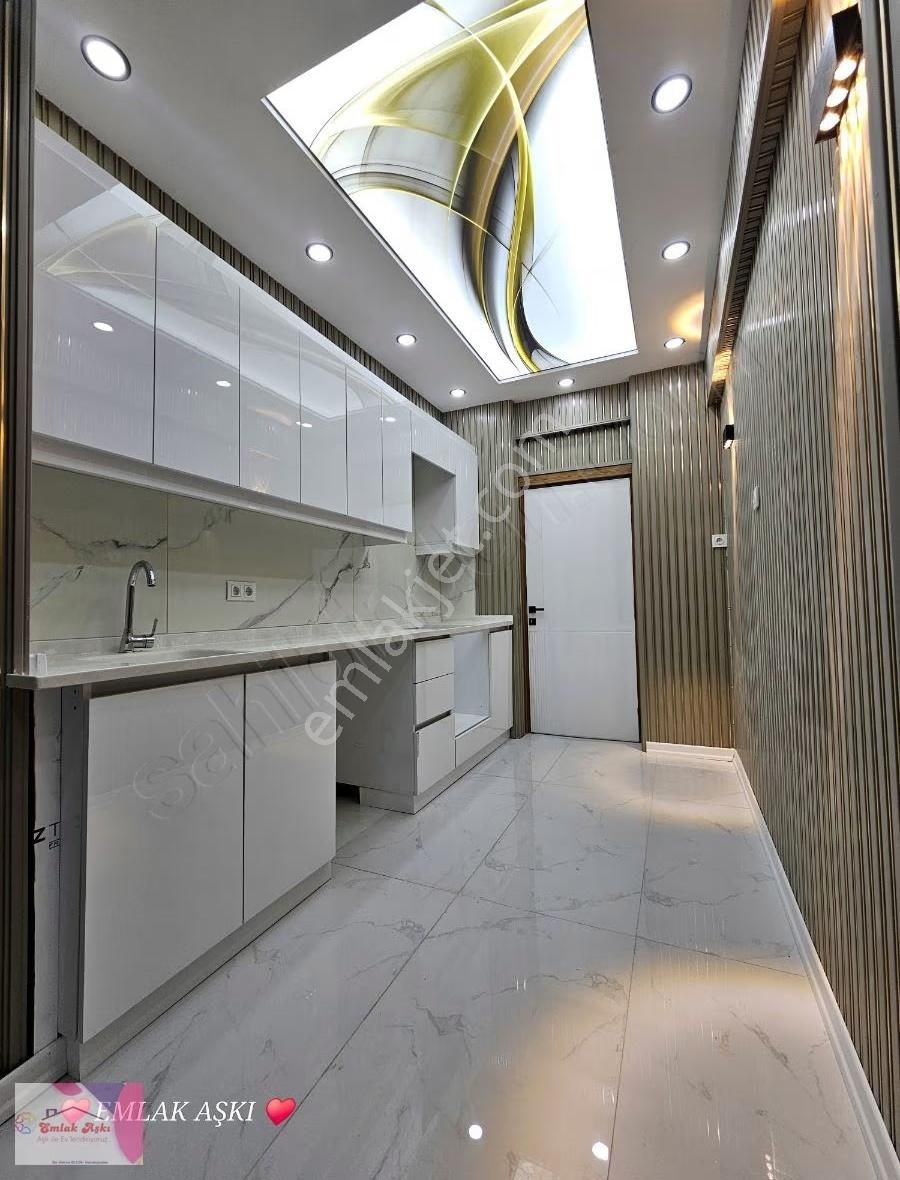 Dokuma Özgürlük Güzeli Cadde Üzerinde Asansörlü - Görsel 17