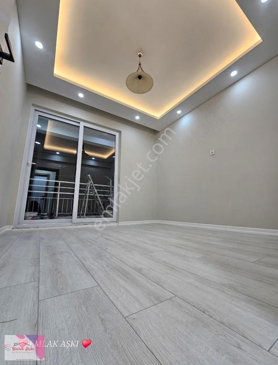 Dokuma Özgürlük Güzeli Cadde Üzerinde Asansörlü - Görsel 12