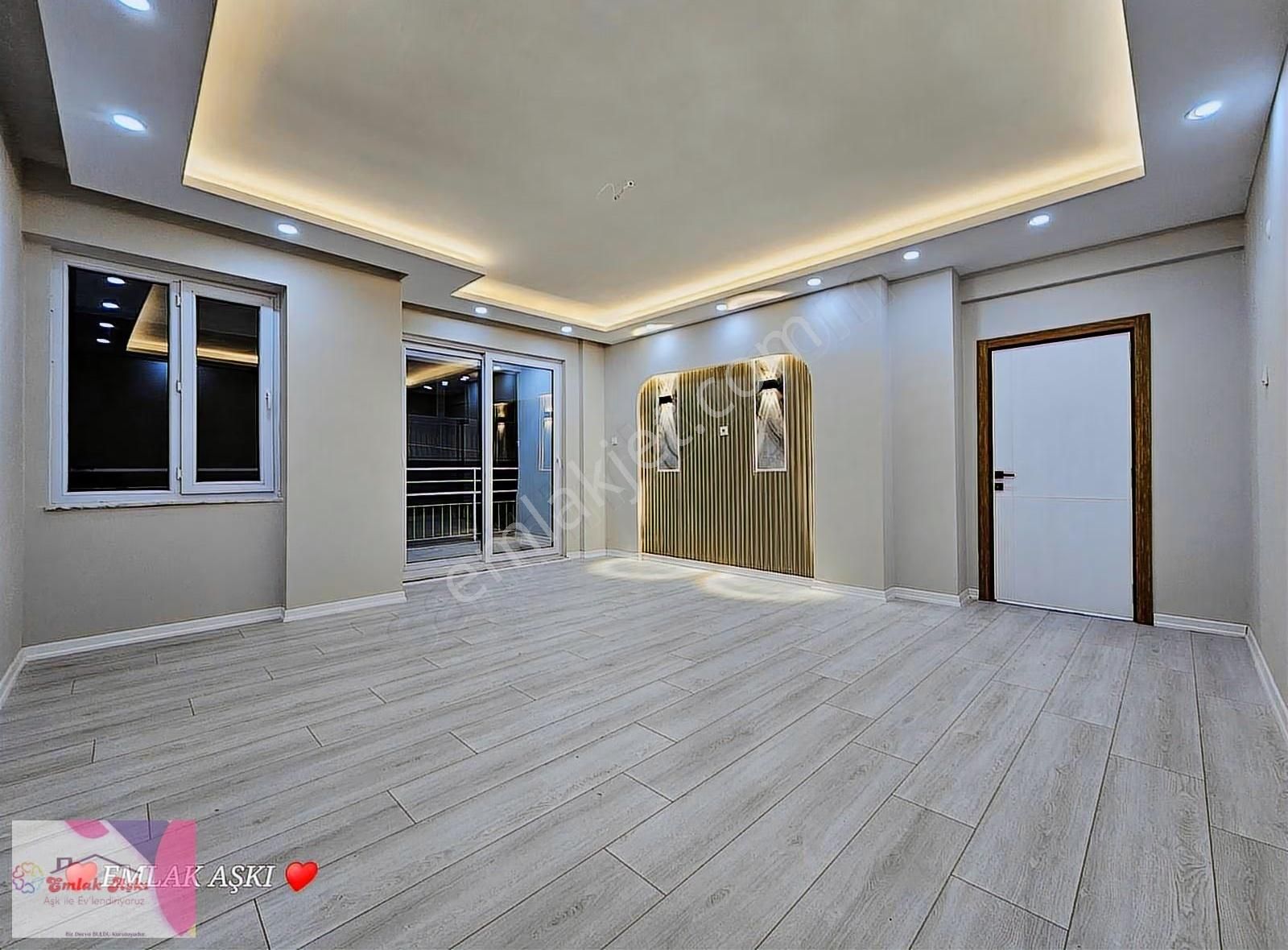 Dokuma Özgürlük Güzeli Cadde Üzerinde Asansörlü - Görsel 20