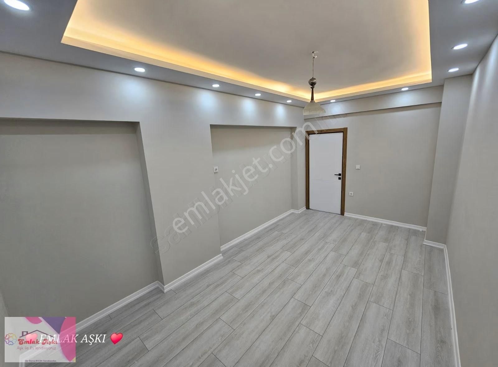 Dokuma Özgürlük Güzeli Cadde Üzerinde Asansörlü - Görsel 15