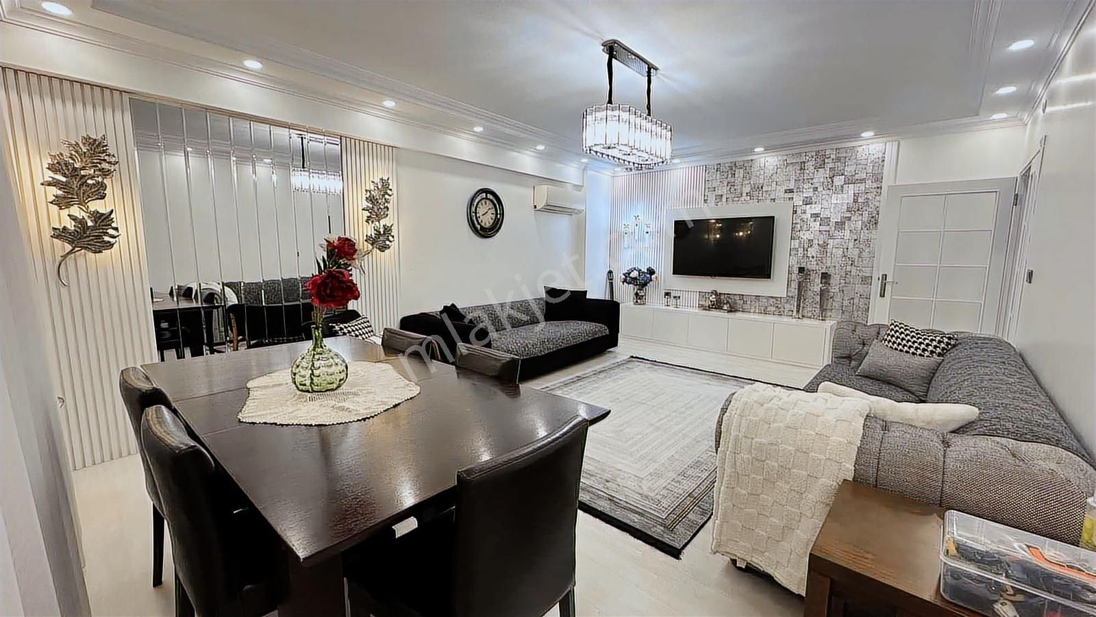 Dikkaldırımda Satılık Özel Tasarım Masrafsız 2+1 Daire