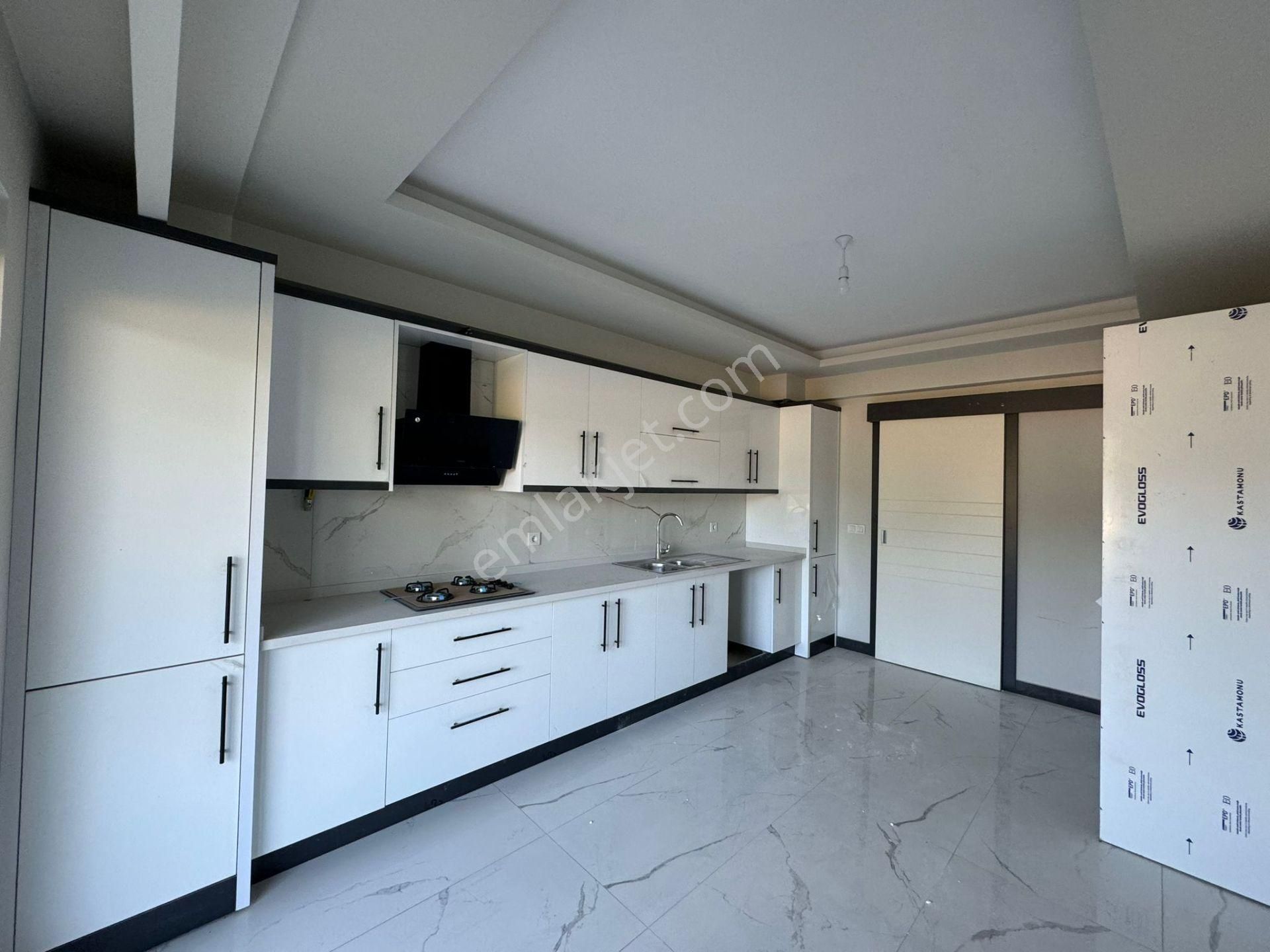 Çerkezköy Tepe'de '' Yusuf Şener Orta Okul Yanı'' Site İçerisinde Kiralık 4+1