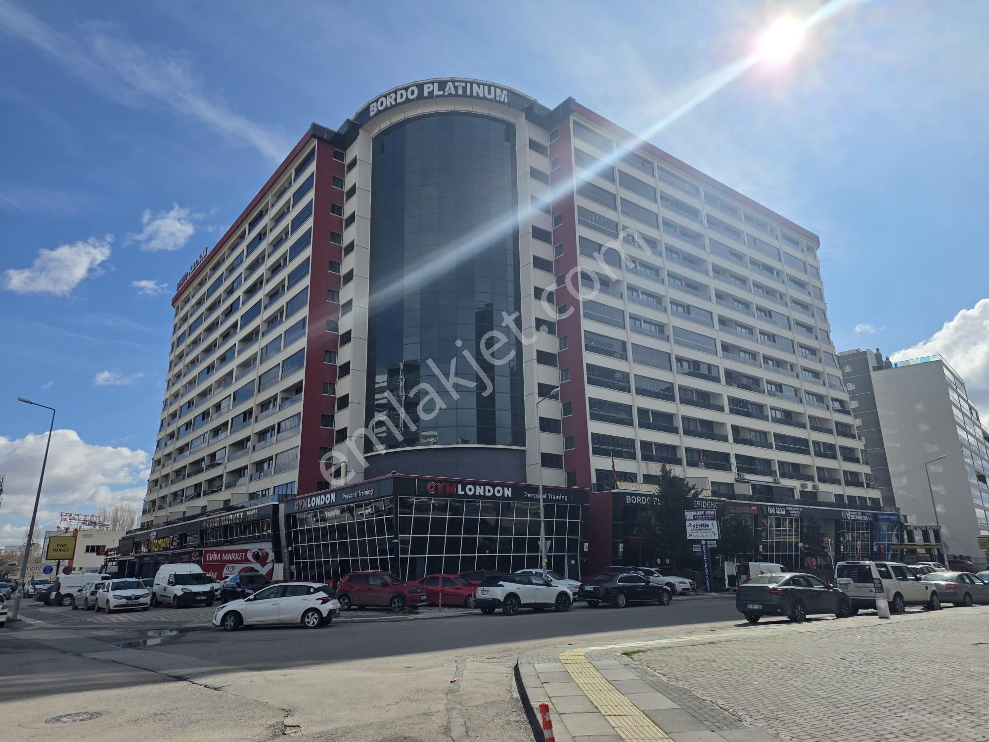 Bordo Platınumda 4. Katta Arakat Bulvar Yakını1+1 Satılık Daire