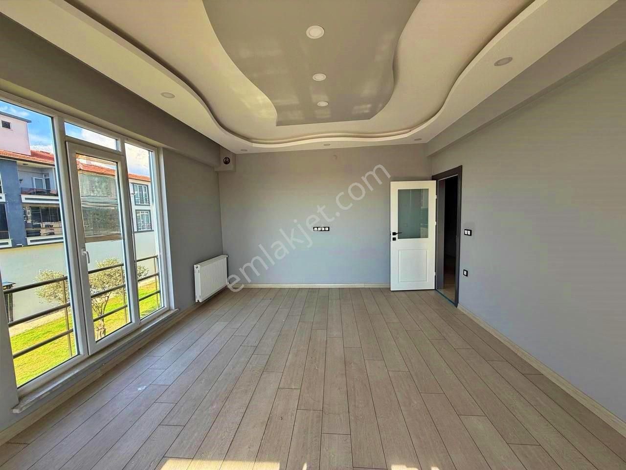 Uytun'dan Kadıköyde 3 Katlı Binada Geniş Kullanışlı 2+1 Daire