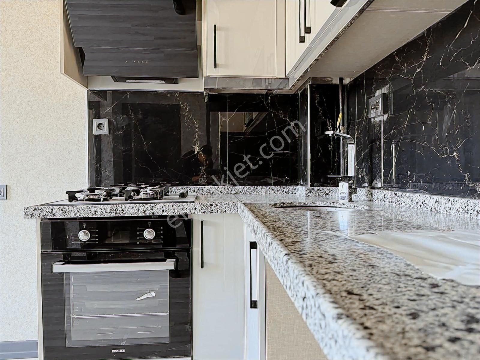 Alaçatı'dan/cam Balkonlu/oturuma Hazır/geniş Ve Kullanışlı 1+1