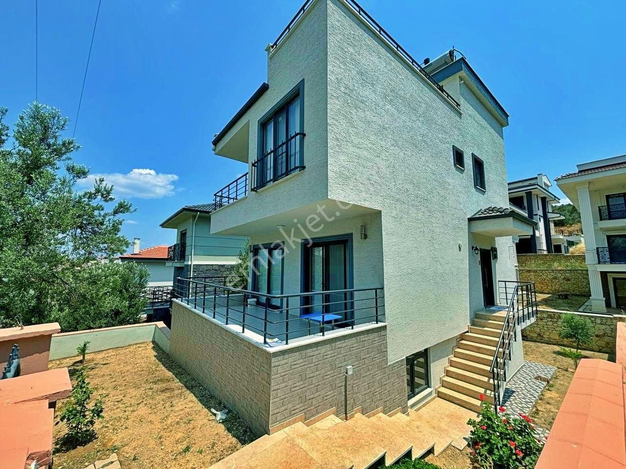 Uytundan Pelitköyde Denize 300 Metre Bahçeli 6+2 Müstakil Villa - Görsel 23