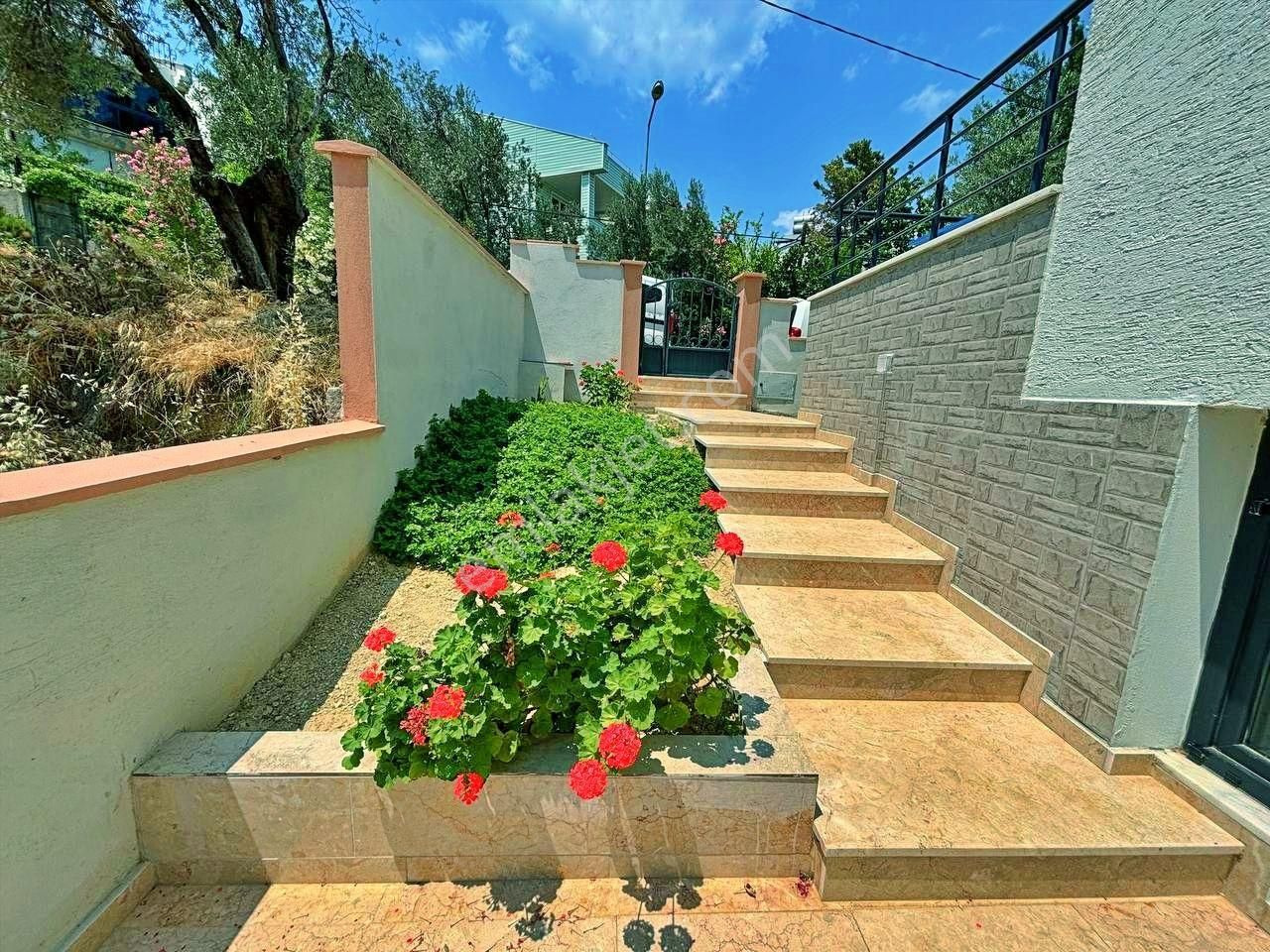 Uytundan Pelitköyde Denize 300 Metre Bahçeli 6+2 Müstakil Villa - Görsel 3
