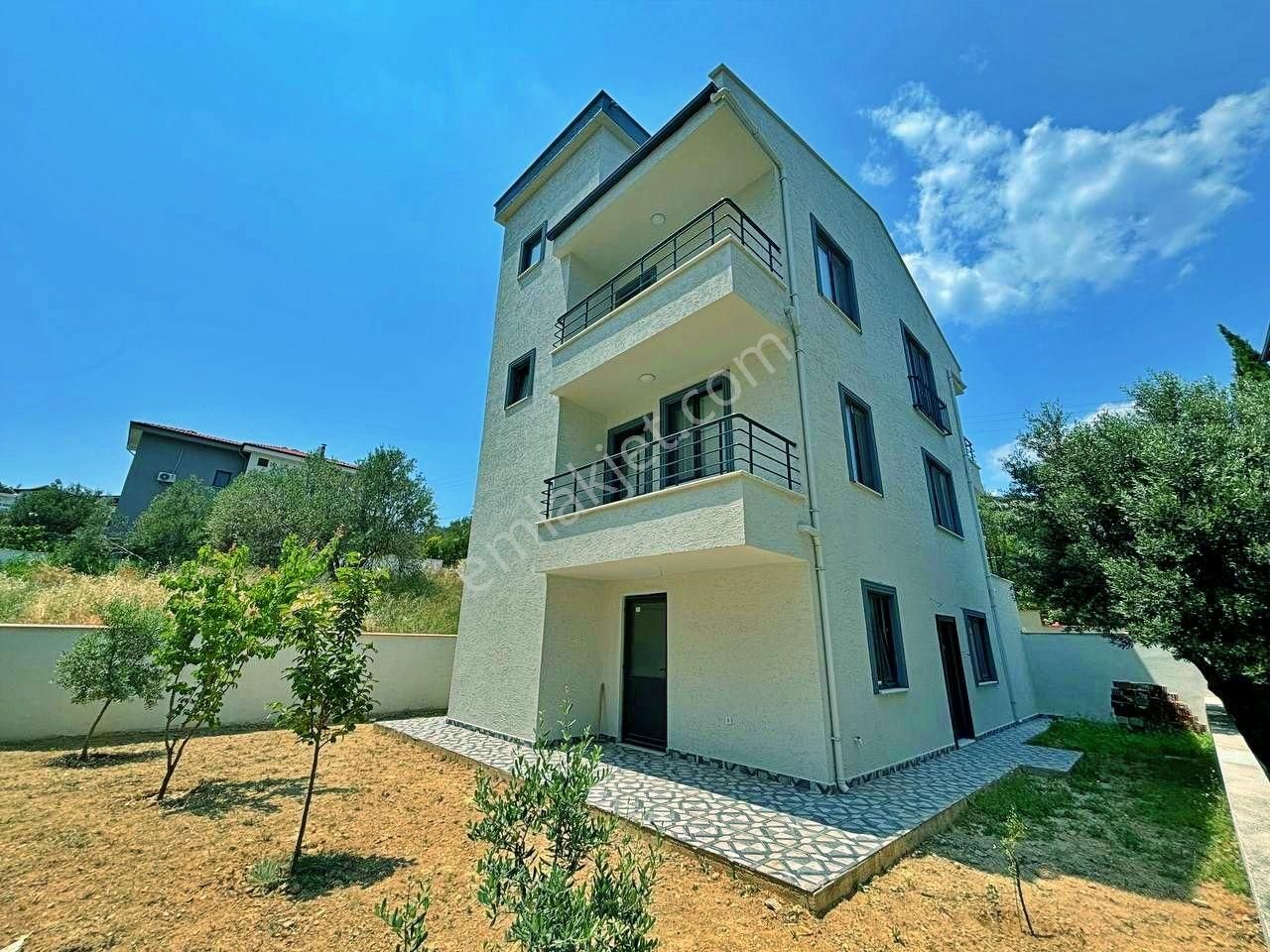 Uytundan Pelitköyde Denize 300 Metre Bahçeli 6+2 Müstakil Villa