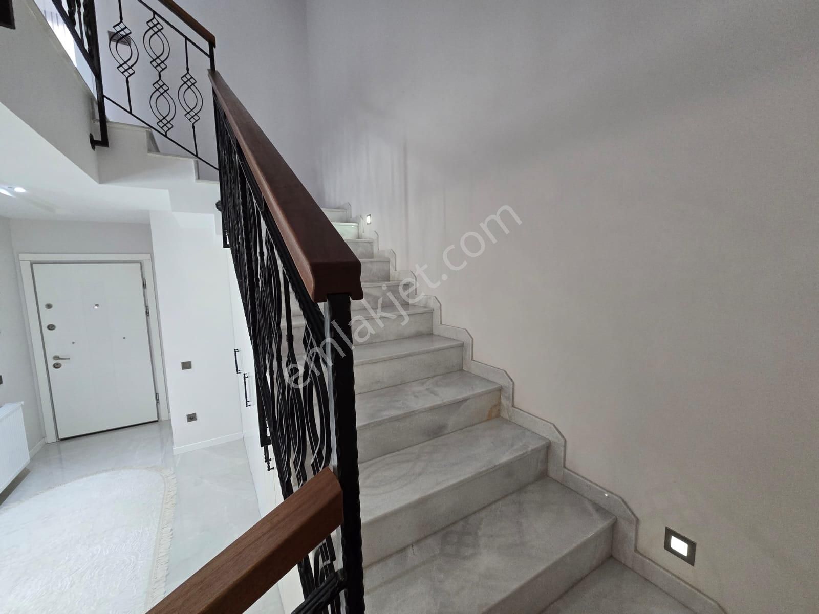 Güzelbahçe Maltepe'de Mükemmel Konumda Satılık Villa - Görsel 15