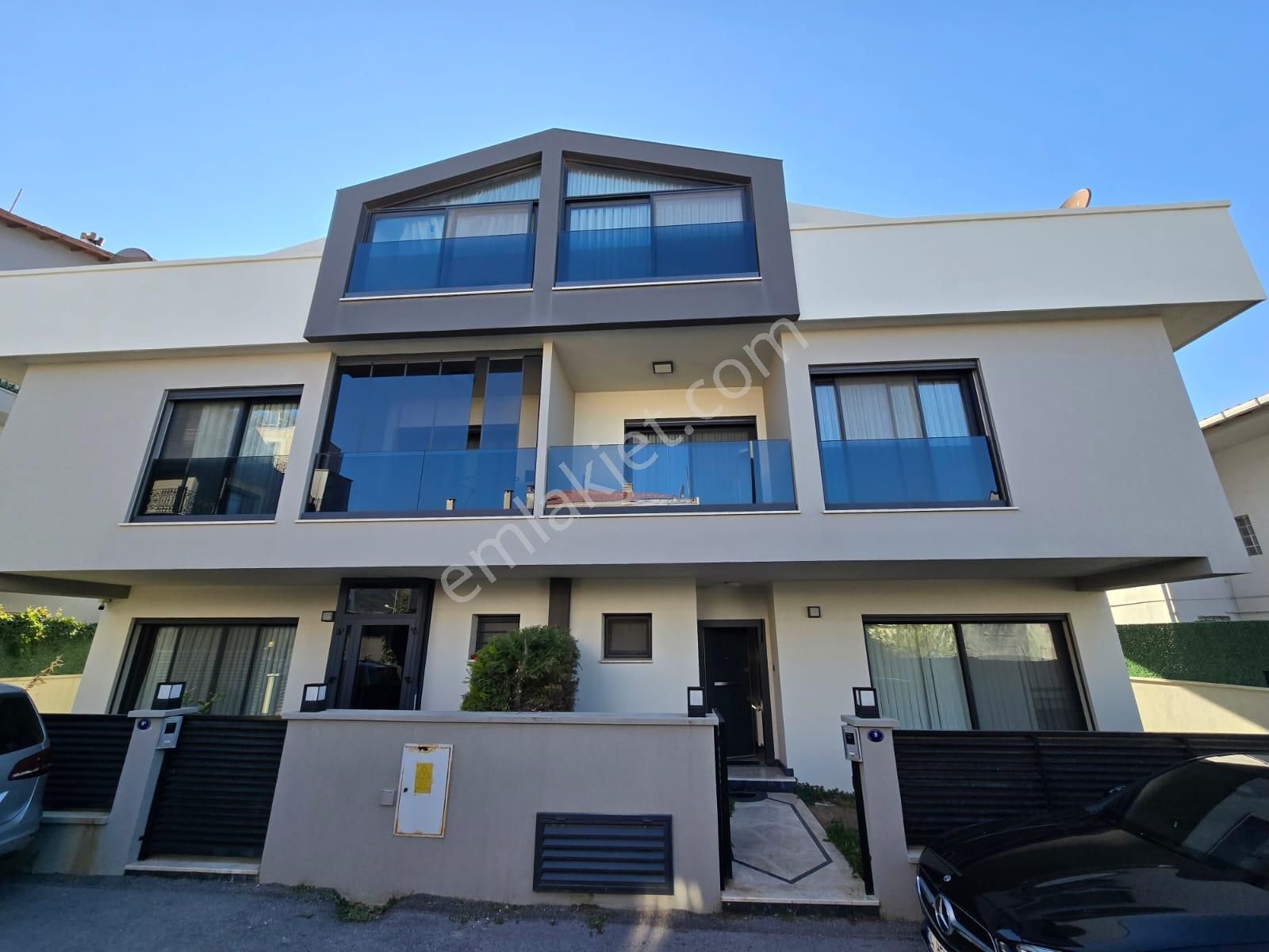 Güzelbahçe Maltepe'de Mükemmel Konumda Satılık Villa - Görsel 2