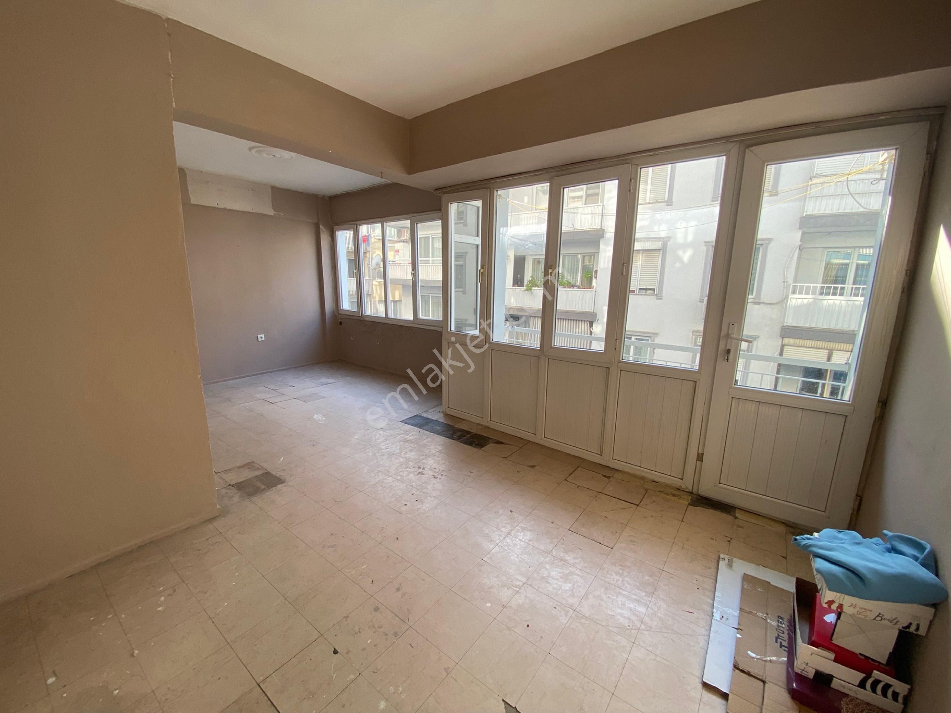 Metro Yakını Cd. Üzeri Balkonlu Arakat 2+1 K.mutfak Daire