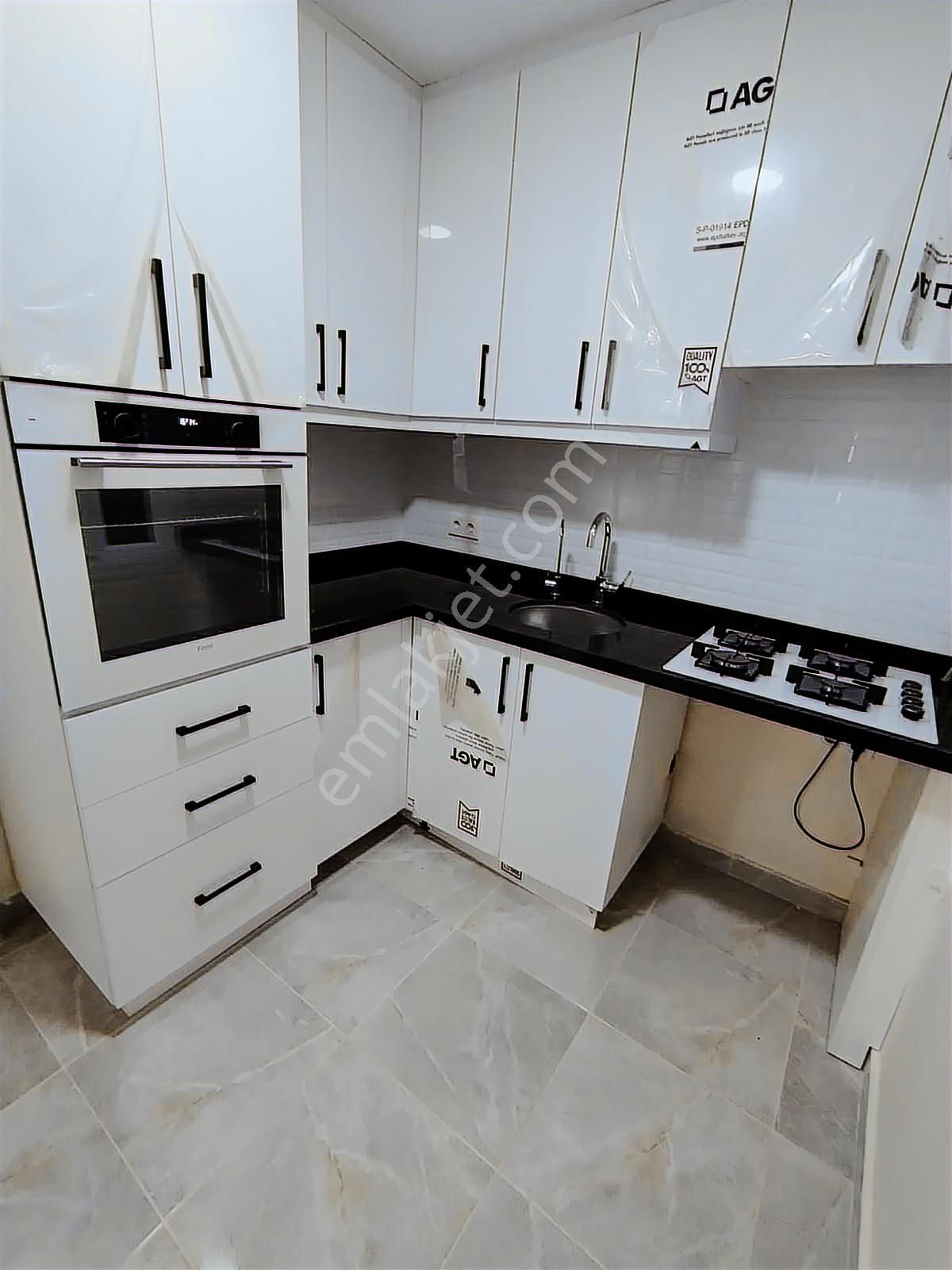 Hasanpaşa'da Gazhane'ye Komşu İçi A Dan Z'ye Yenilenmiş Balkonlu Ara Kat 2+1 Kiralık Daire - Görsel 12