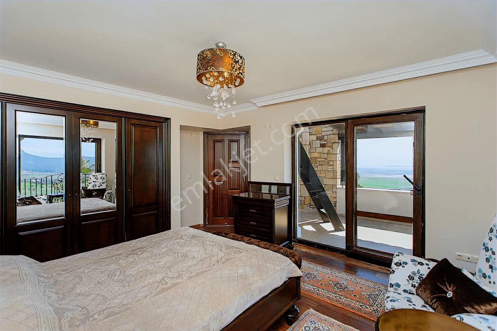 Foçaköyde Müstakil 5+1 Özel Villa - Görsel 19