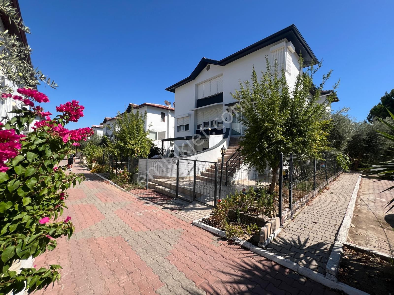 Site İçerisinde Eşyalı 3 Katlı Yapılı Villa - Görsel 4