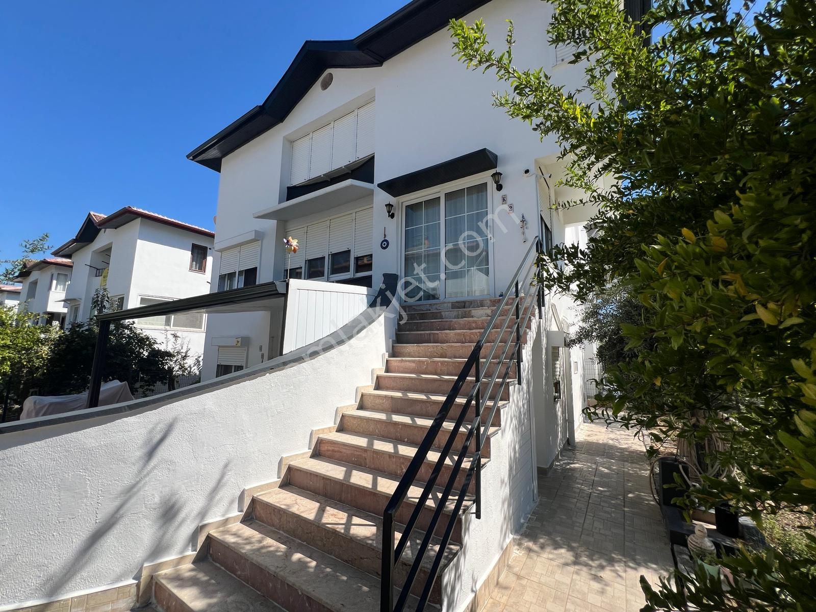 Site İçerisinde Eşyalı 3 Katlı Yapılı Villa