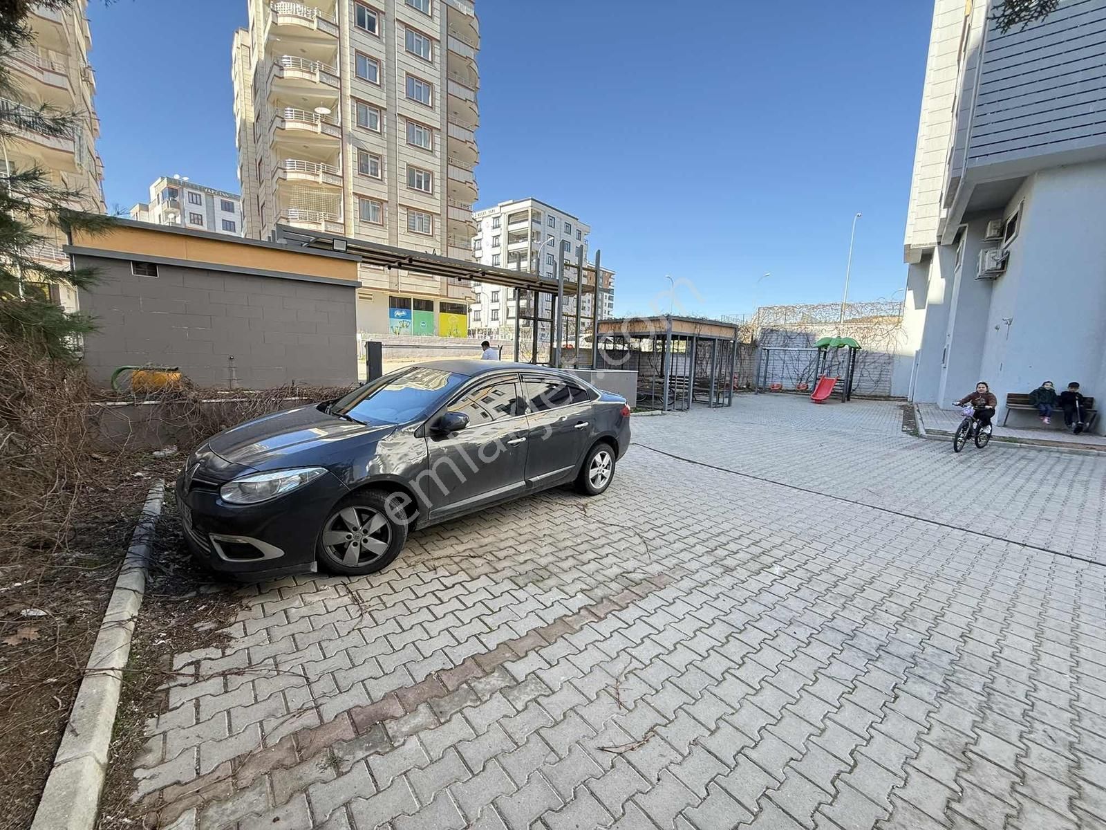 Atakent'te Köşebaşı Cadde Üstü 4+1 Arakat Uygun Daire - Görsel 12