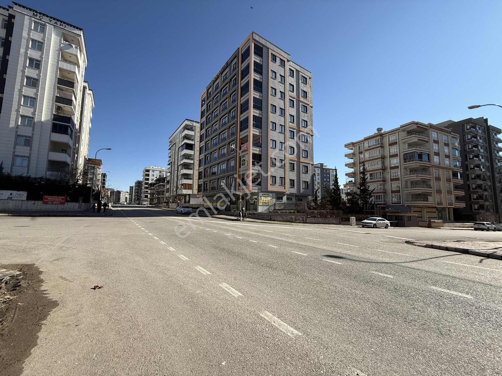 Atakent'te Köşebaşı Cadde Üstü 4+1 Arakat Uygun Daire - Görsel 2