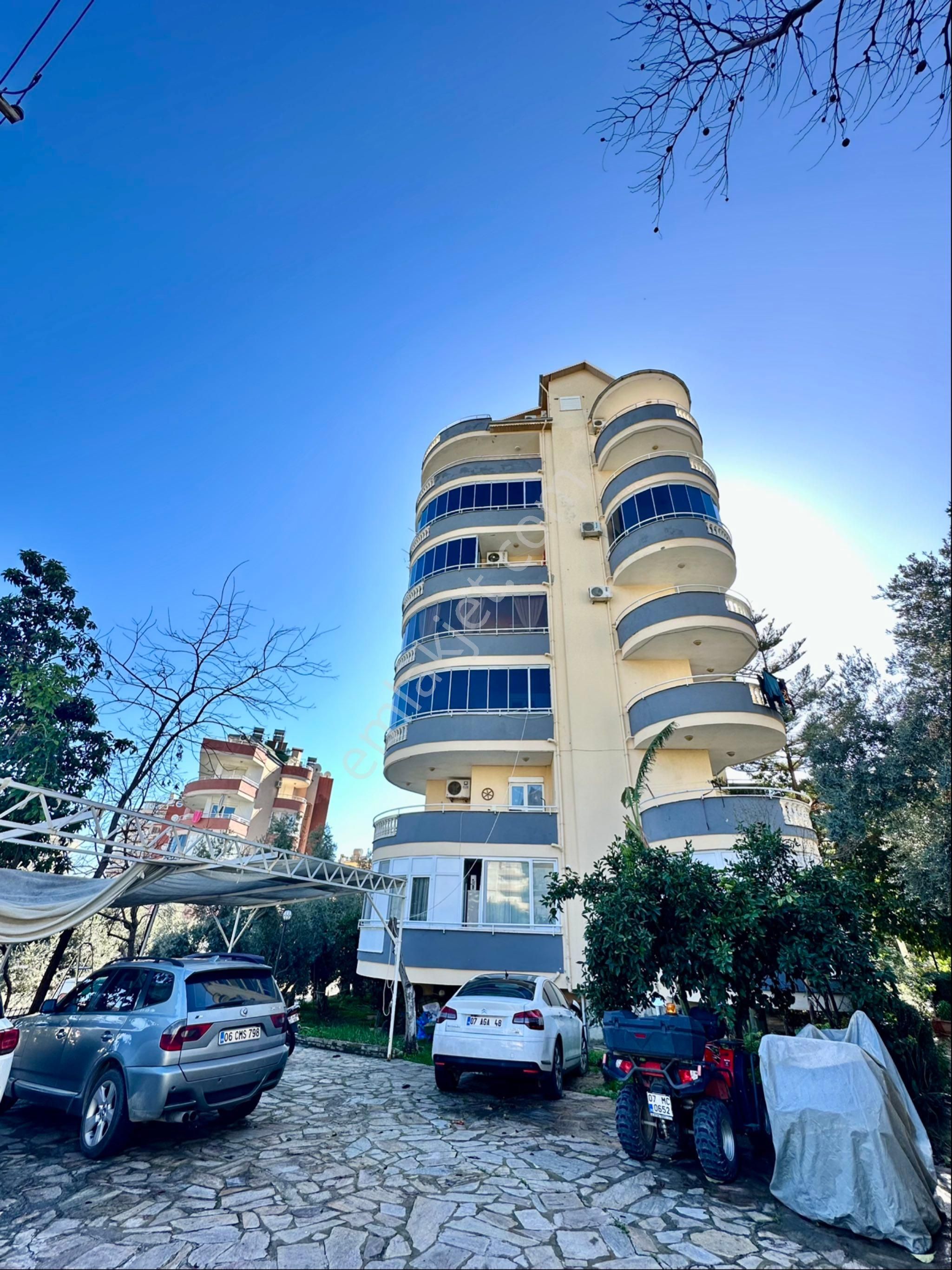 Avsallarda Satılık Merkezi Konumda 2+1 Amerikan Mutfak Geniş Daire