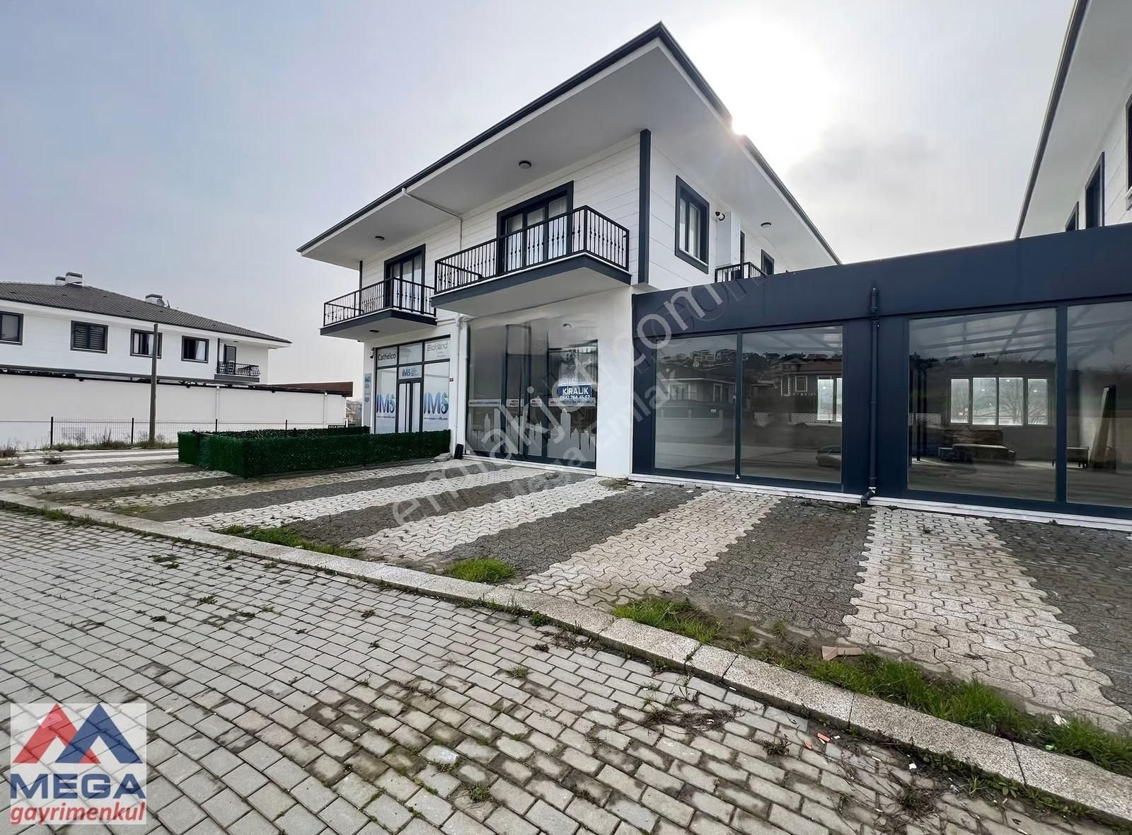 Çayırlar Caddesinde Dükkan