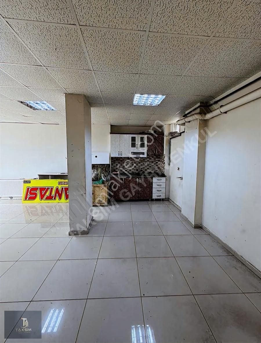 Atalay Caddesi'nde Kiralık 140 M² Depolu Dükkan