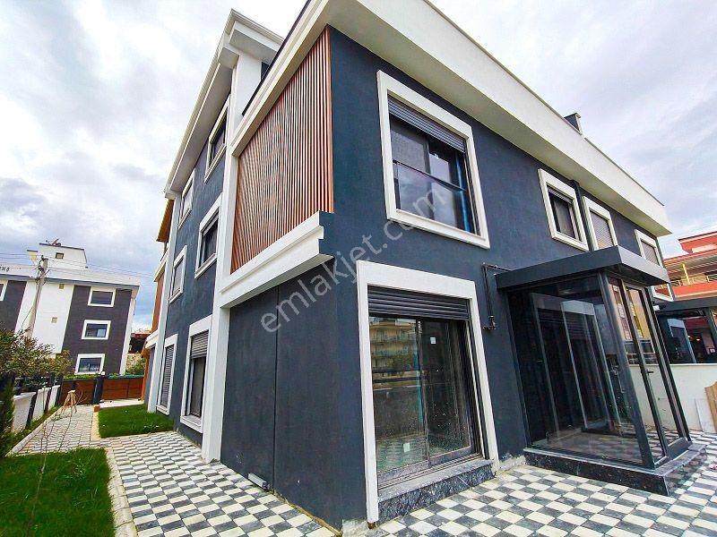 Pazar Yeri Arkasında 4+1 Sıfır Lüks Villa