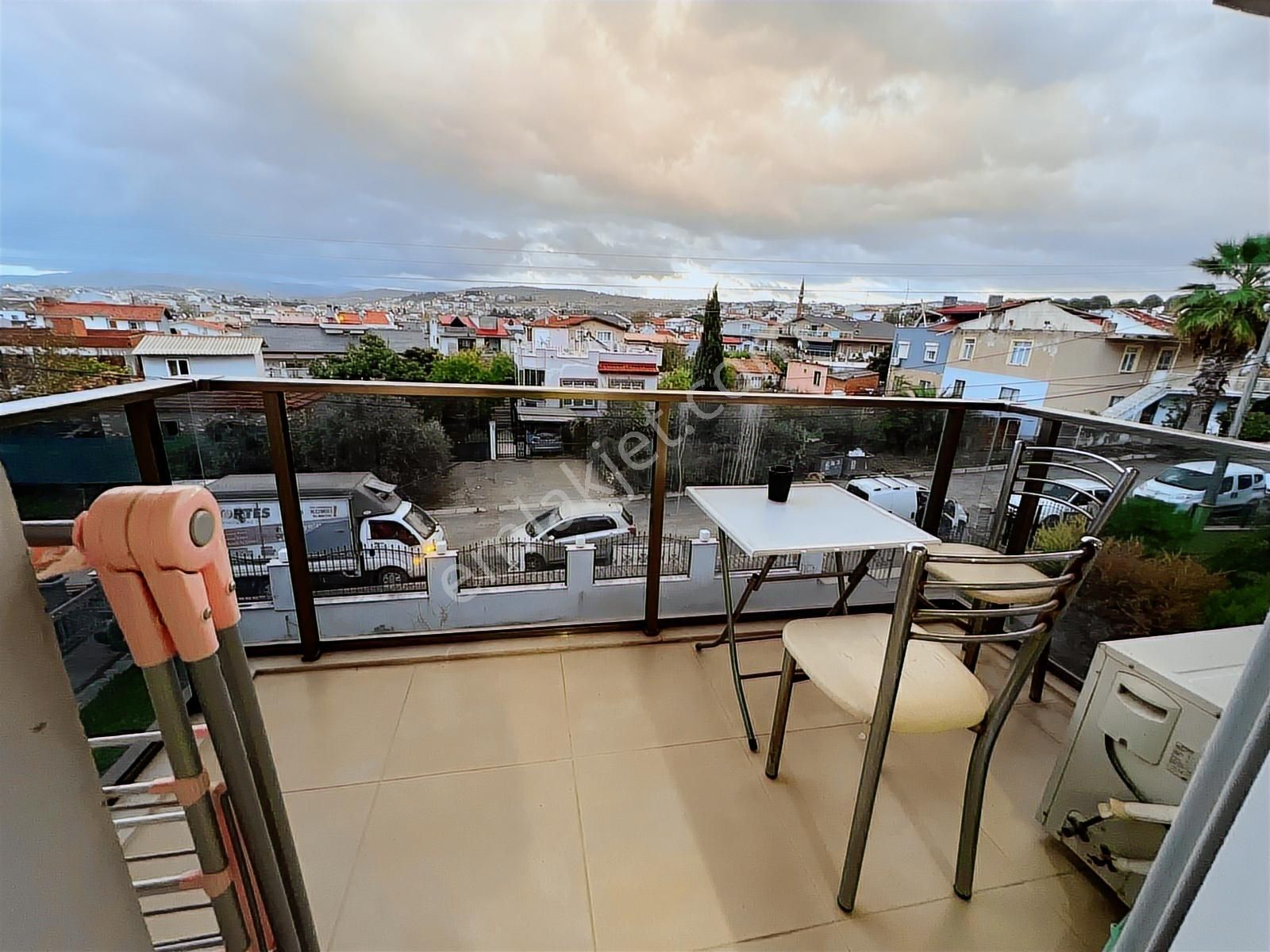 Urla Da Acil!. Ön Cephe Ara Kat Yüksek Kiralı Satılık 1+0 Daire