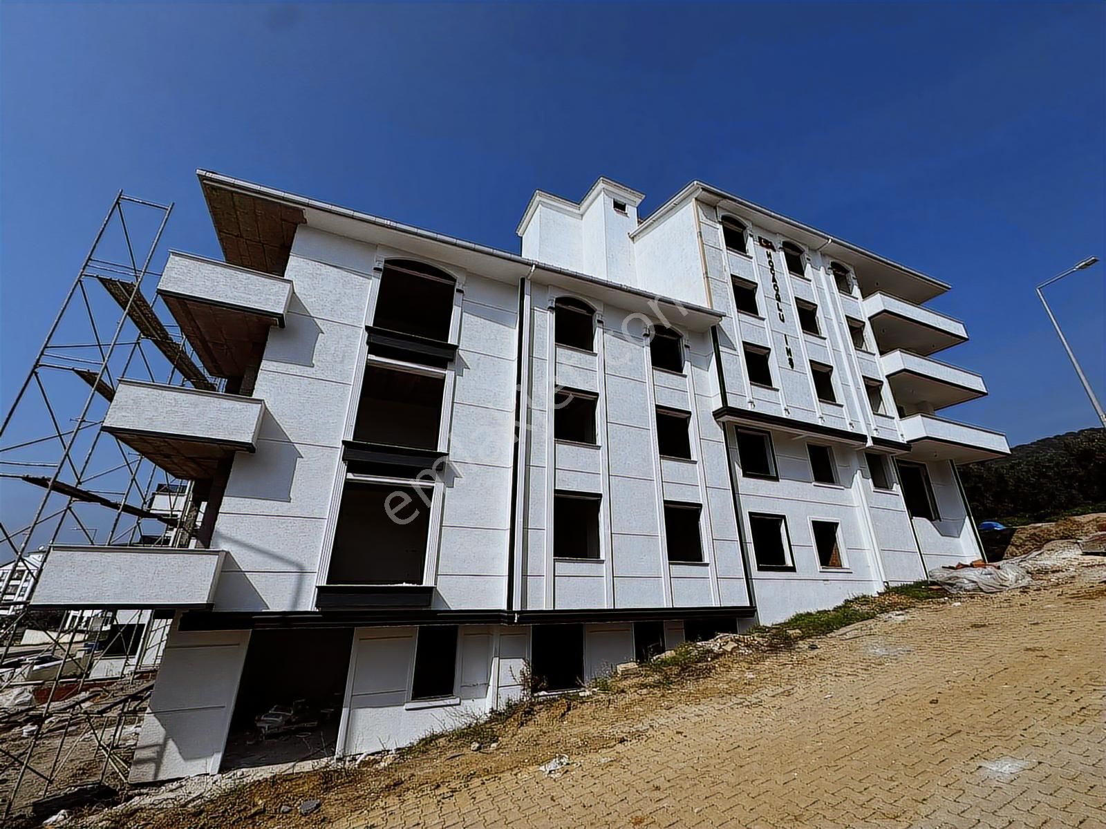 Armutlu'da Deniz Manzaralı Sıfır 2+1 Satılık Daireler