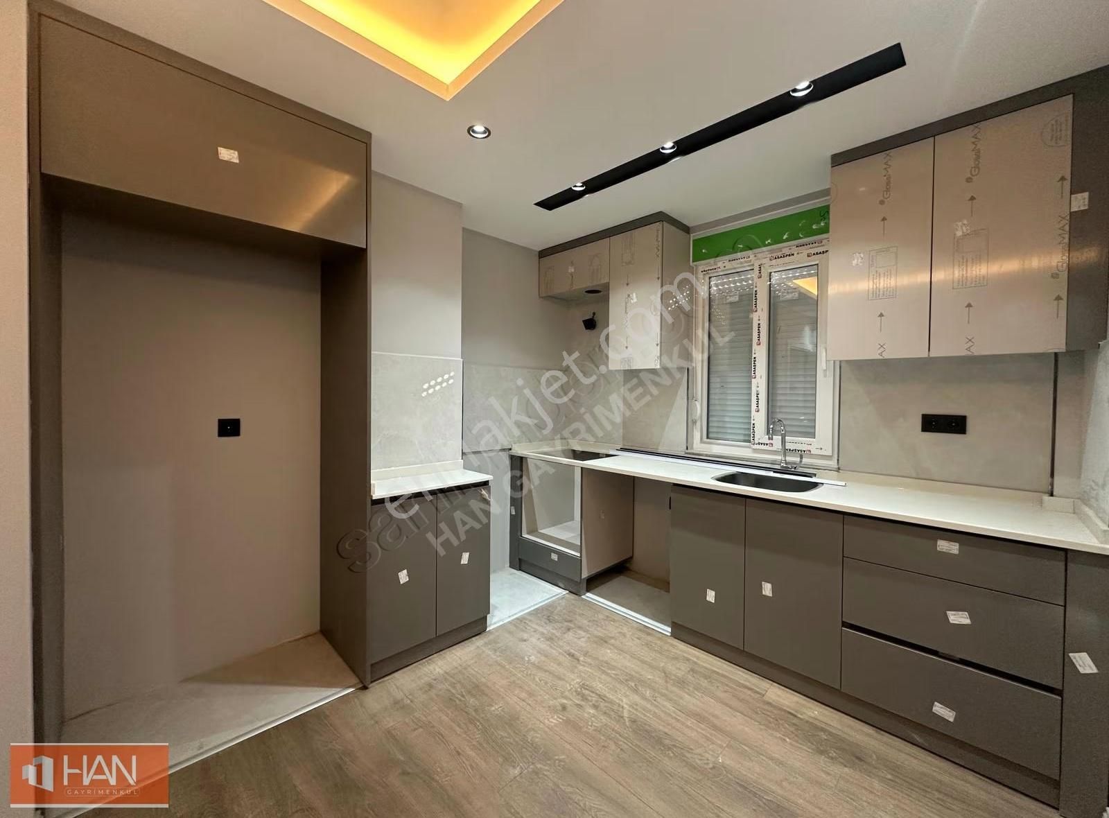 V. Karşıyaka'da 1+1 Geniş Işıl Işıl Satılık Daire