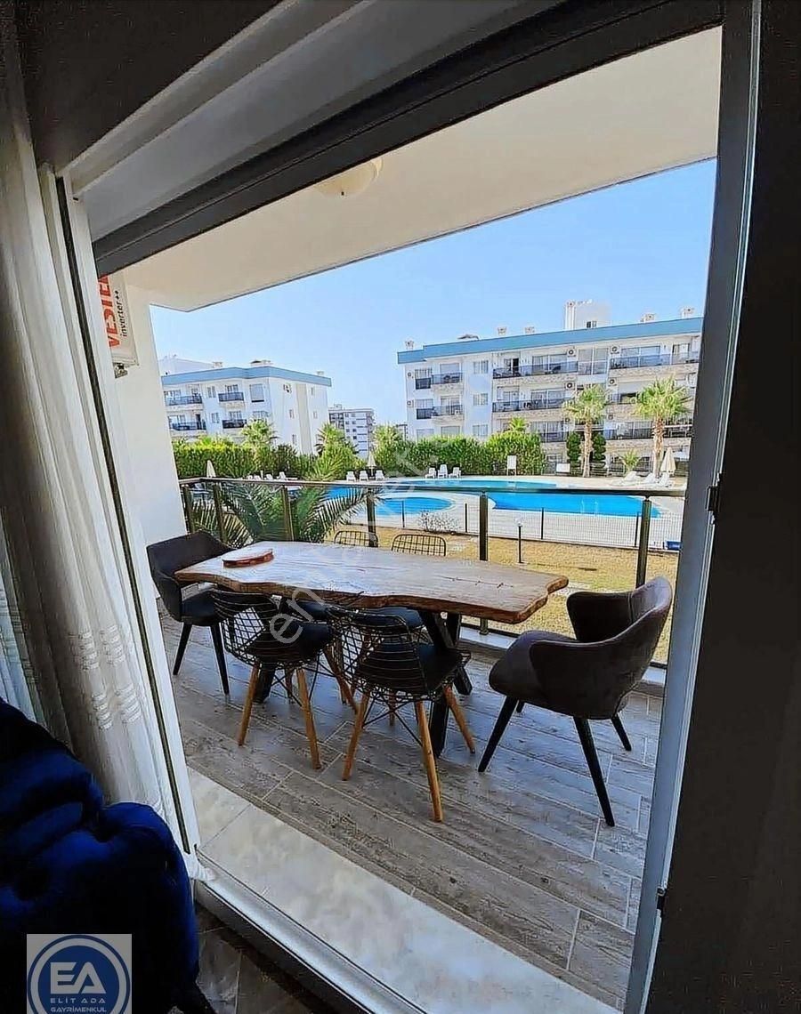 Kuşadasında Havuzlu Sitede Eşyalı Ebeveyn Banyolu 2+1 Daire