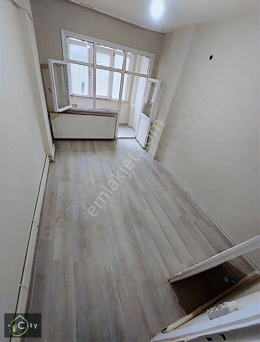 Findikzada Kizelma Üzerine Kiralik Boş Daire 1.5+1 Tramvay 5daka