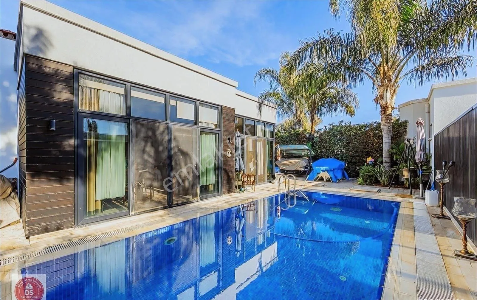 Denize Yürüme Mesafesinde, Tek Katlı, Havuzlu Müstakil Villa