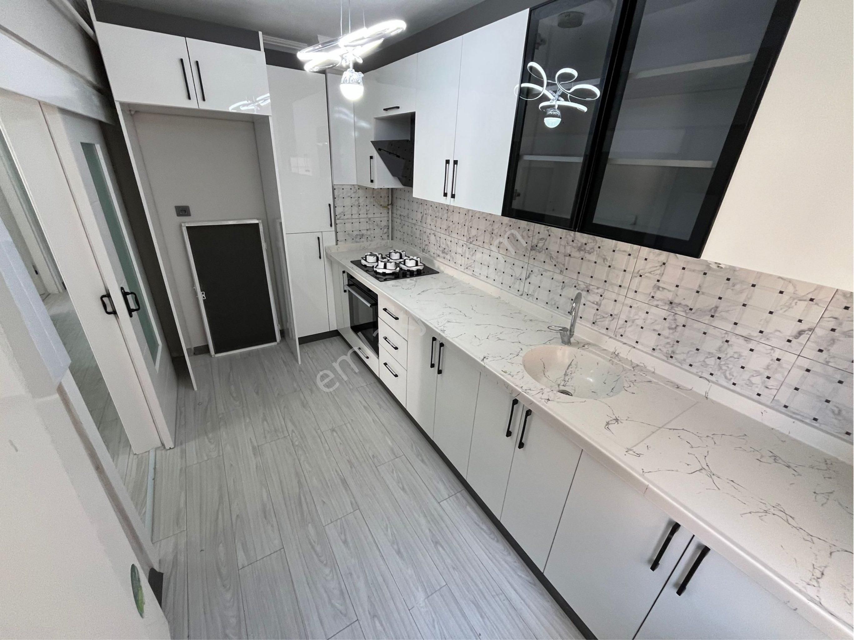 İstasyon Mahallesinde Full Yapılı Ara Katta 3+1 Satılık Daire.. - Görsel 2