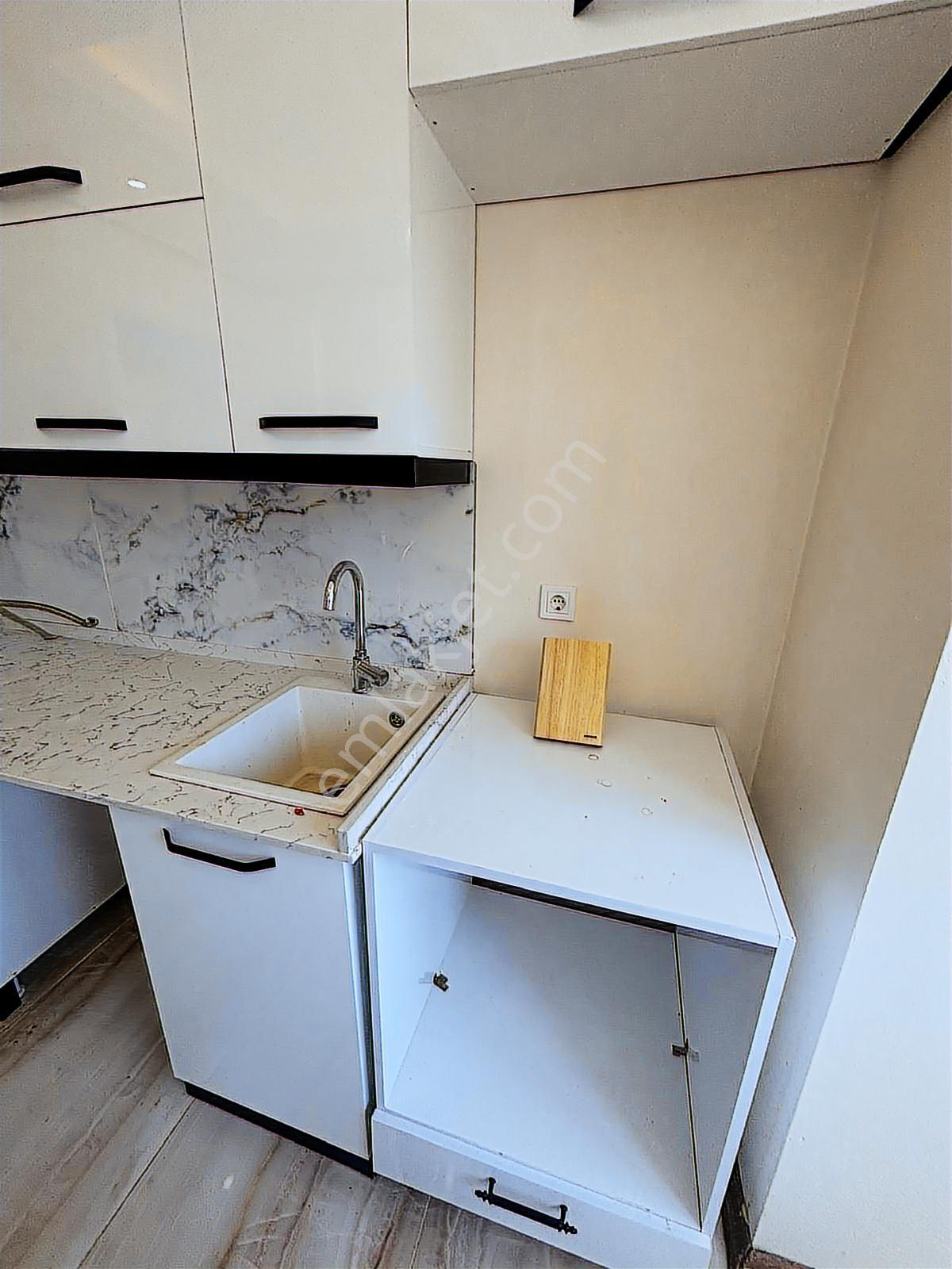 Kaan Emlaktan Zümrüt Mahallesinde Lüx Arakat Geniş Kiralık Daire - Görsel 17