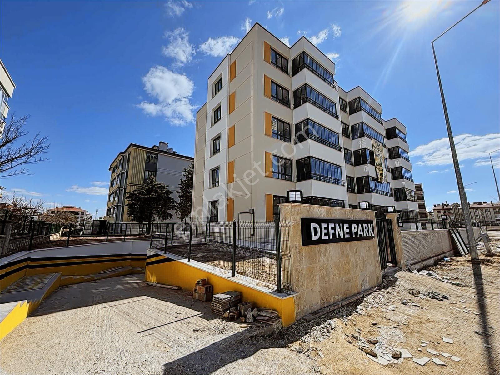 Anadolu Cad. Yakını Cam Balkonlu 2+1 Geniş Ve Kullanışlı Daire