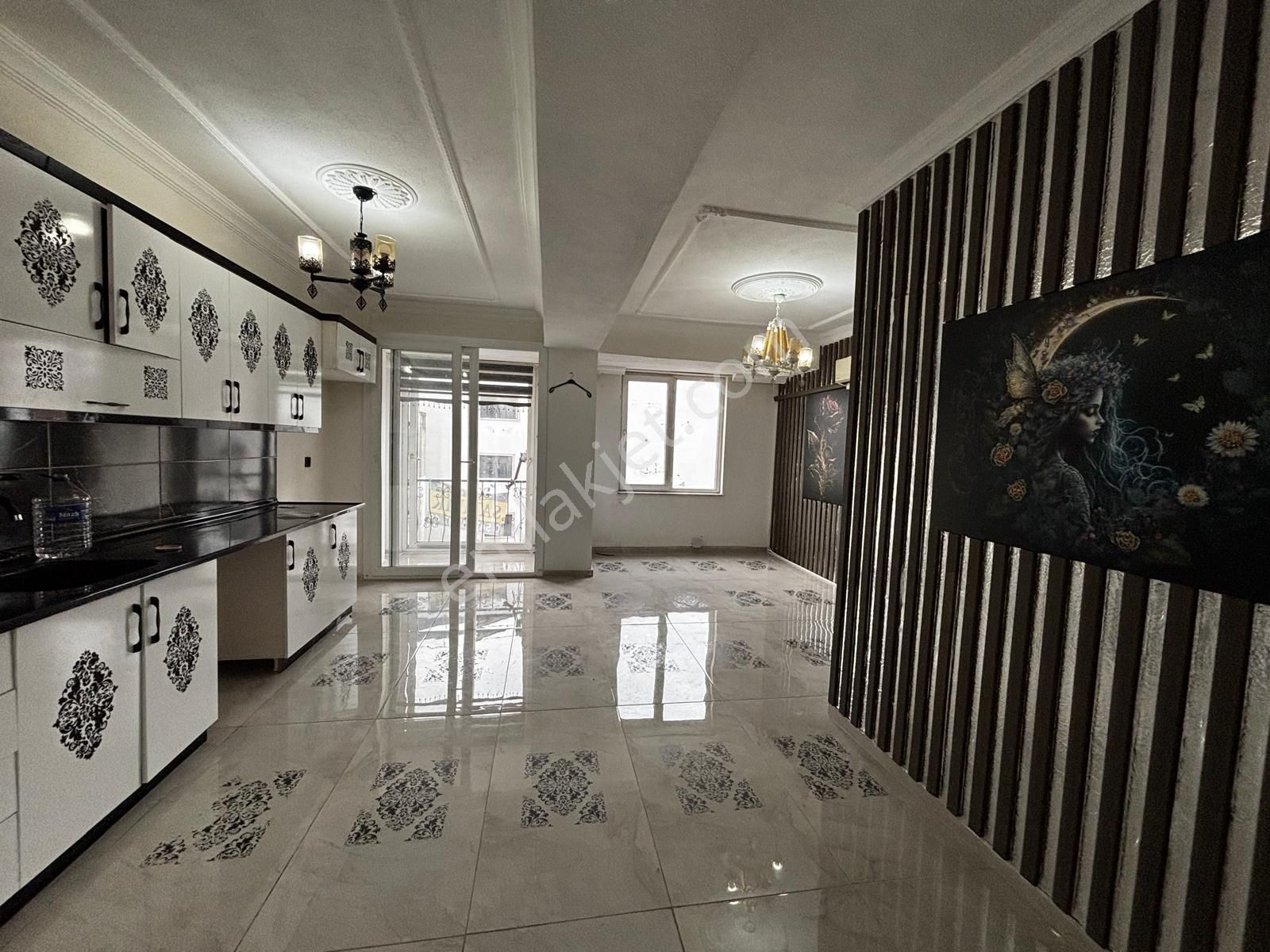 Dost Emlaktan Merkez'de Asansörlü Tadilatlı 2+1 Satılık Daire